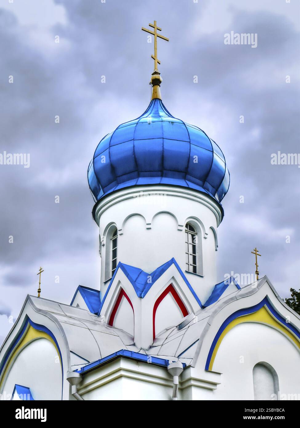 Blaue Kuppel der Kirche mit Gold Kreuz gegen den dunklen Himmel Stockfoto