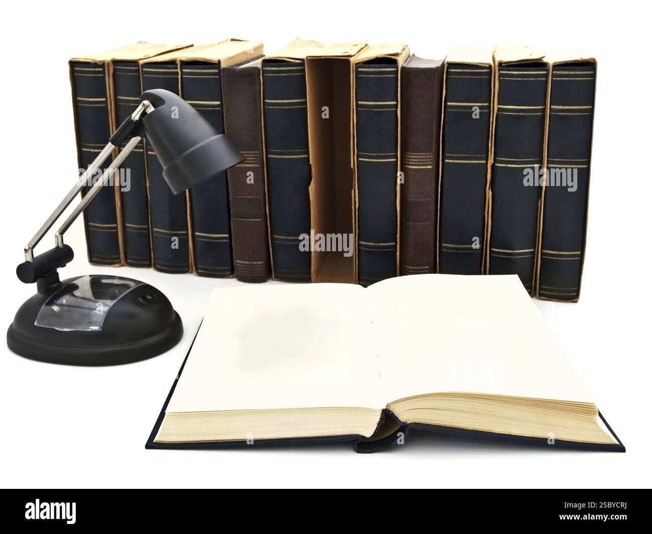 Öffnen Sie Buch Und Lampe Gegen Die Alte Buchreihe In Weiß Stockfoto
