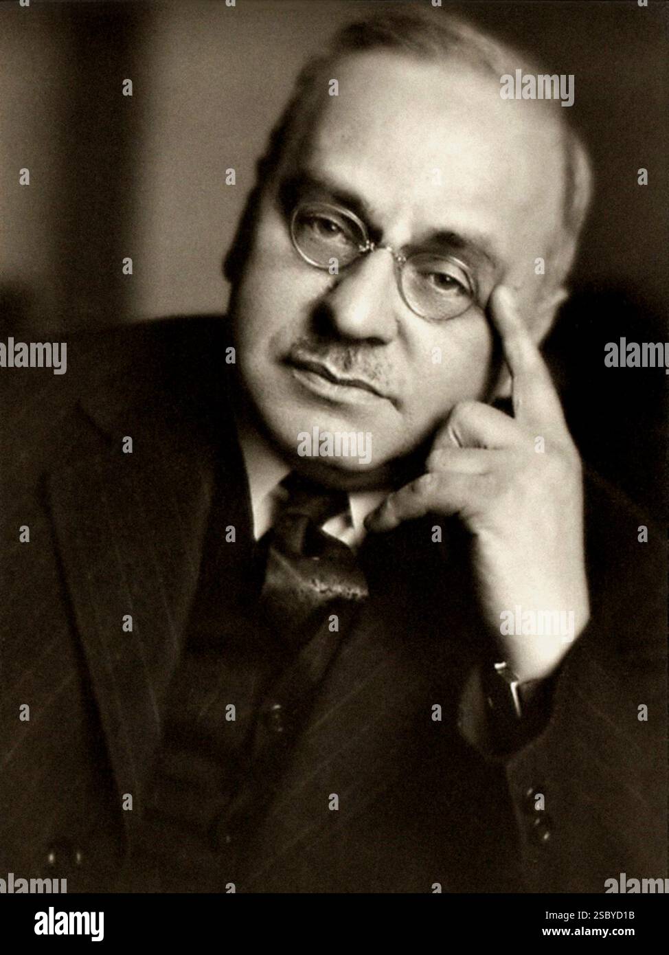 1935 c., ÖSTERREICH : der österreichische Psykologe ALFRED Adler ( 1870-1937). Arzt, Psychotherapeut und Gründer der Schule für Individualpsychologie. Unbekannter Fotograf. - GESCHICHTE - Foto storiche - PSICHIATRA - PSICHIATRIA - PSICANALISI - PSICOANALISI - PSICOANALISI - PSICOANALISTA - PSYCHOANALYTIKER - scienziato - Wissenschaftler - PSYCHOANALYSE - Porträt - Rituratto - PSICOLOGIA - PSYCOLOGY - baffi - Schnurrbart - DOTTORE Stockfoto