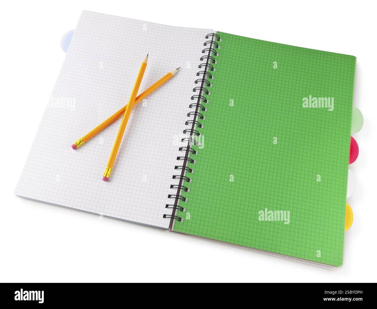 Büromaterial: Geöffnetes Notizblock-Notizbuch mit Stiften über weißem Hintergrund Stockfoto