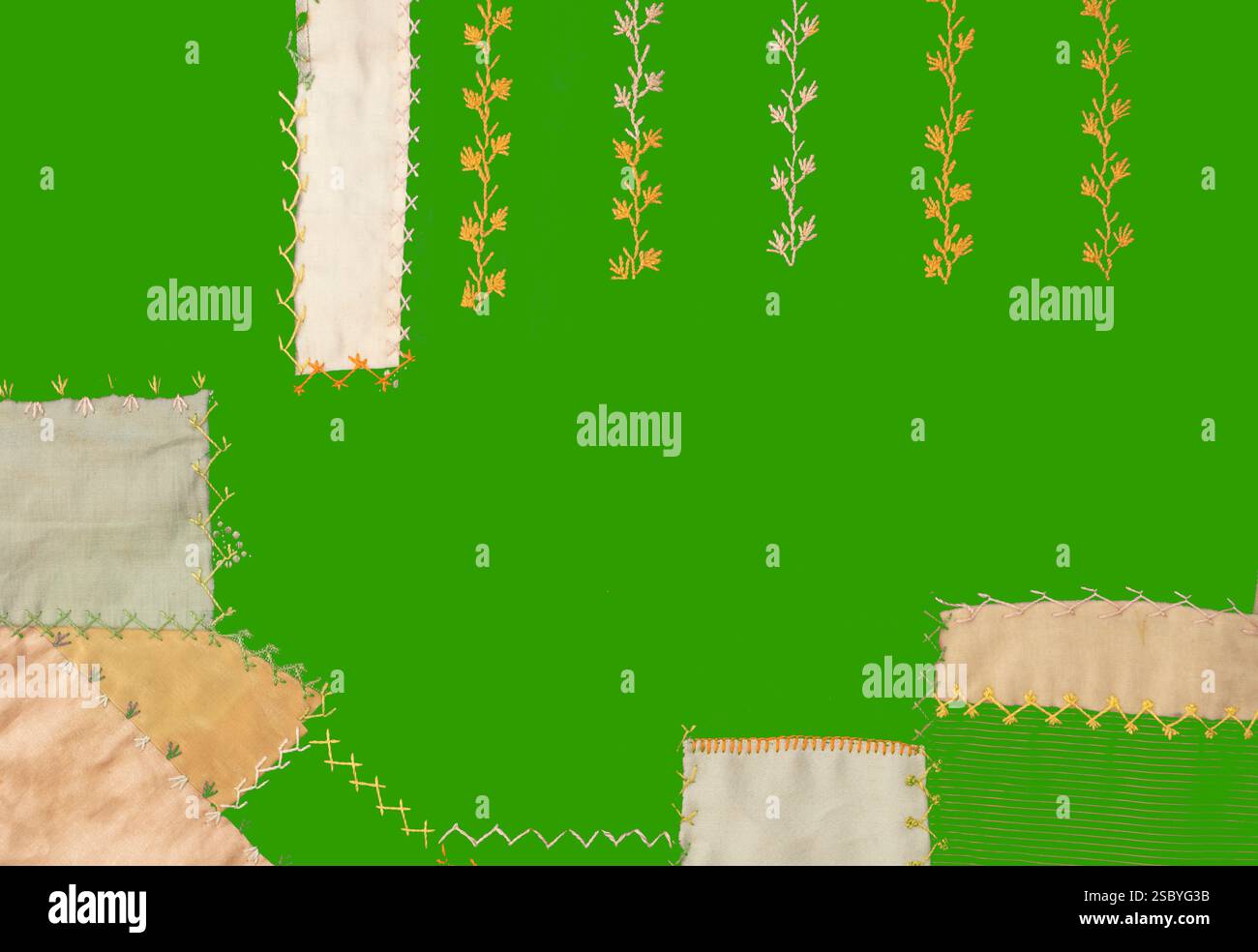 Patchwork-Nadelstichmuster sind hell und zeigen Textur mit Farbkontrasten. Die Grenze ist ein ungewöhnlicher Rahmen aus Handarbeiten mit Stoffresten. Stockfoto