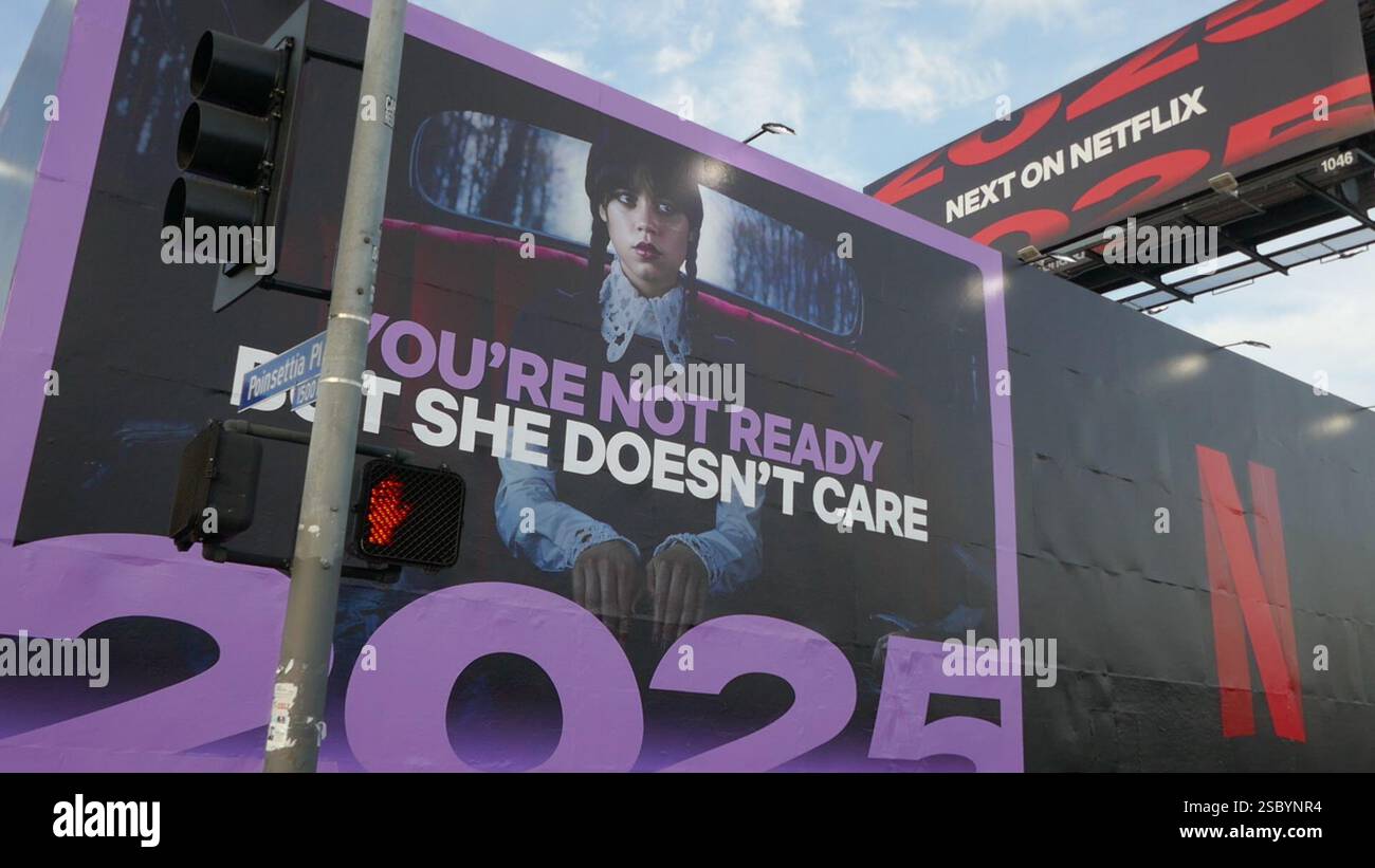 Los Angeles, Kalifornien, USA 3. Februar 2025 Schauspielerin Jenna Ortega Tim Burton Wednesday Netflix Billboard am Sunset Blvd am 3. Februar 2025 in Los Angeles, Kalifornien, USA. Foto: Barry King/Alamy Stock Photo Stockfoto