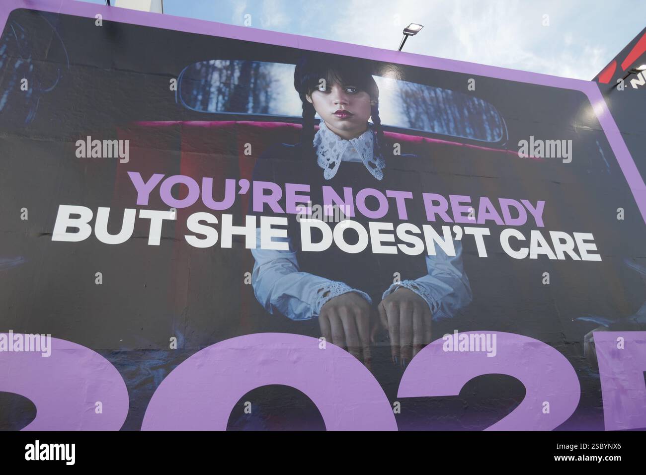 Los Angeles, Kalifornien, USA 3. Februar 2025 Schauspielerin Jenna Ortega Tim Burton Wednesday Netflix Billboard am Sunset Blvd am 3. Februar 2025 in Los Angeles, Kalifornien, USA. Foto: Barry King/Alamy Stock Photo Stockfoto