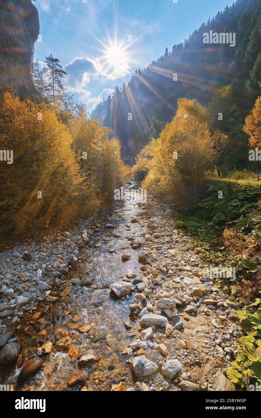 Das Tal des Devin-Flusses im westlichen Rhodopes Struilitsa, Devin, Bulgarien, Europa Stockfoto
