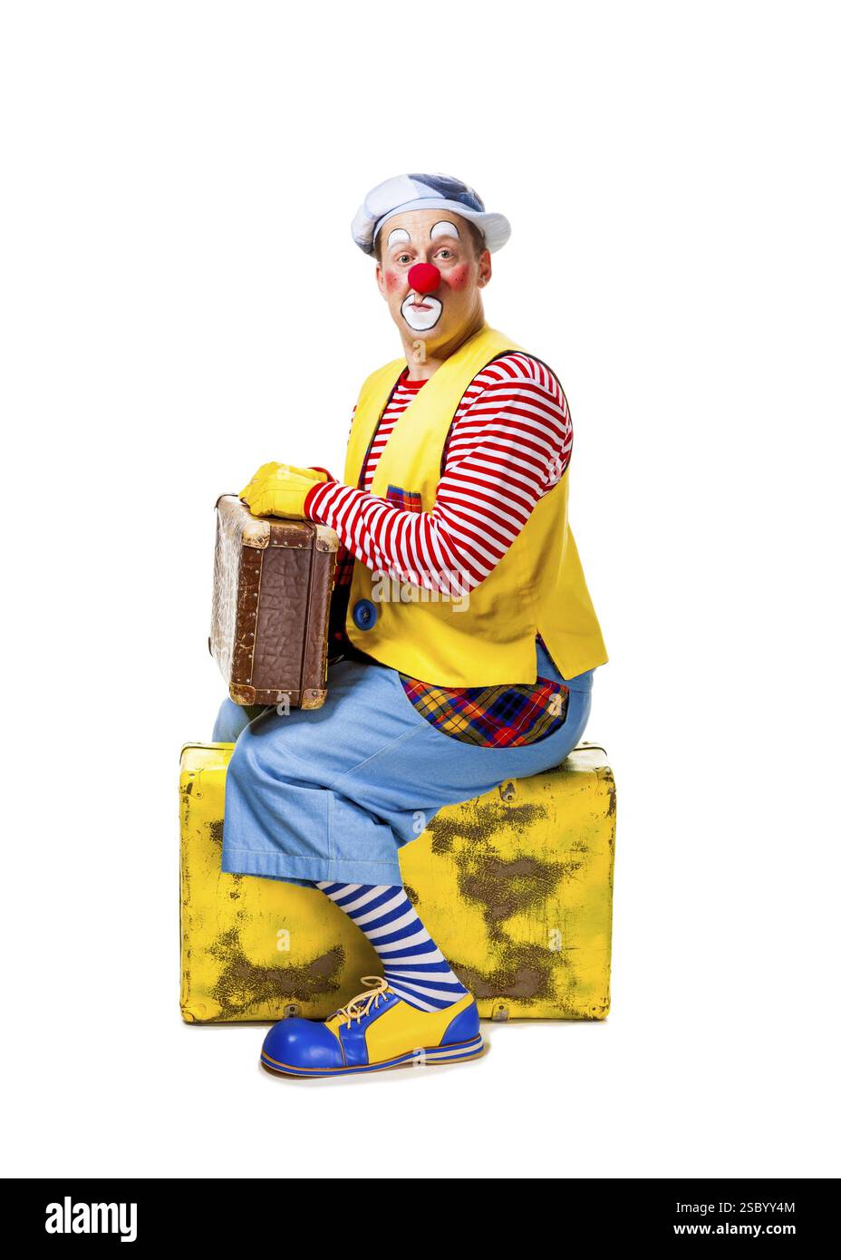 Ein lustiger Clown mit lächelndem fröhlichem Ausdruck, isoliert auf weißem Hintergrund Stockfoto