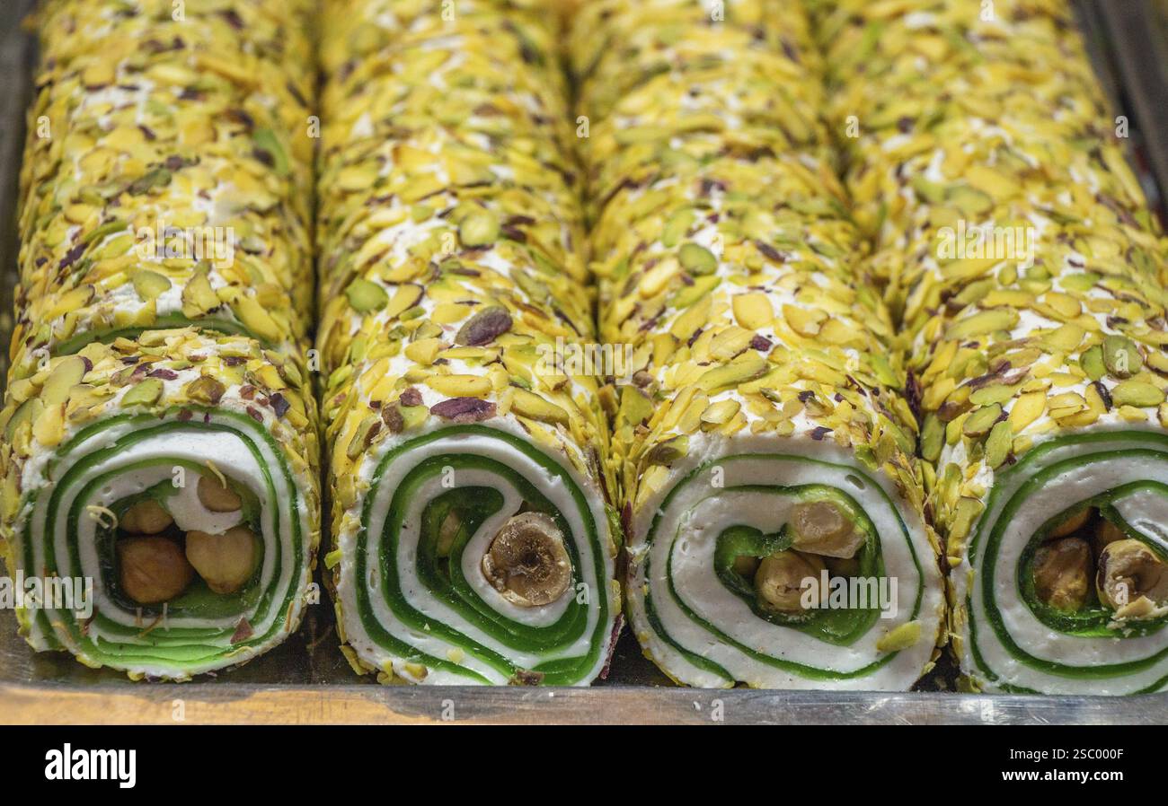 Laden der traditionellen türkischen Honig lokum Zucker überzogen soft Candy Stockfoto