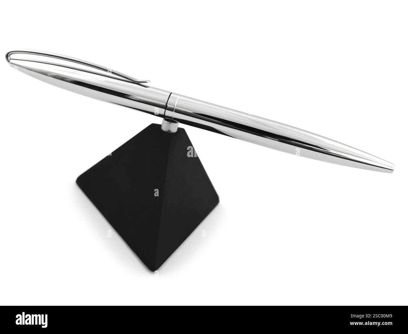 Moderner Geschäftsstift auf schwarzem Stand über weißem Hintergrund Stockfoto