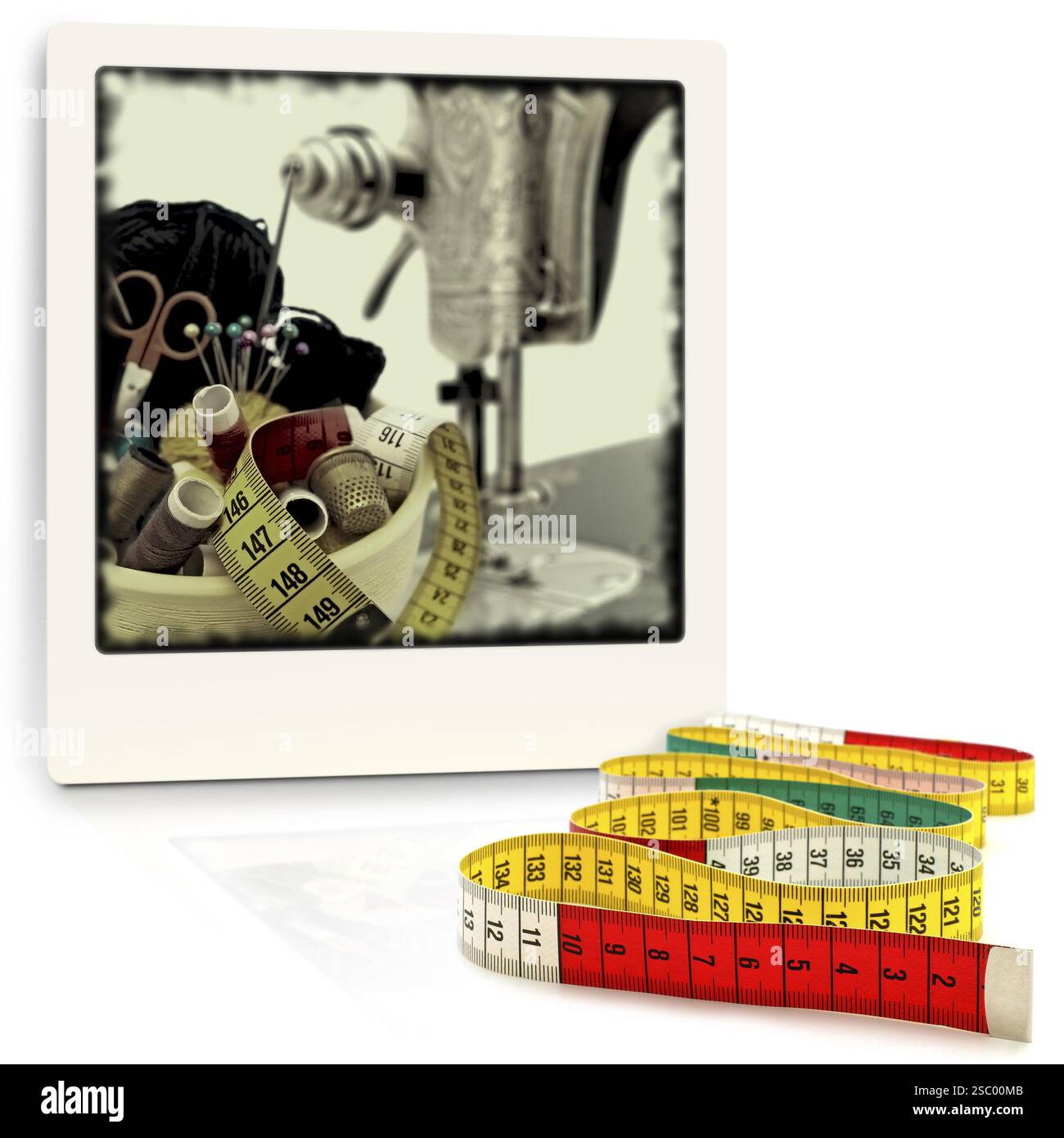 Schneide das Messgerät vor dem alten Foto mit Strickgegenständen Stockfoto