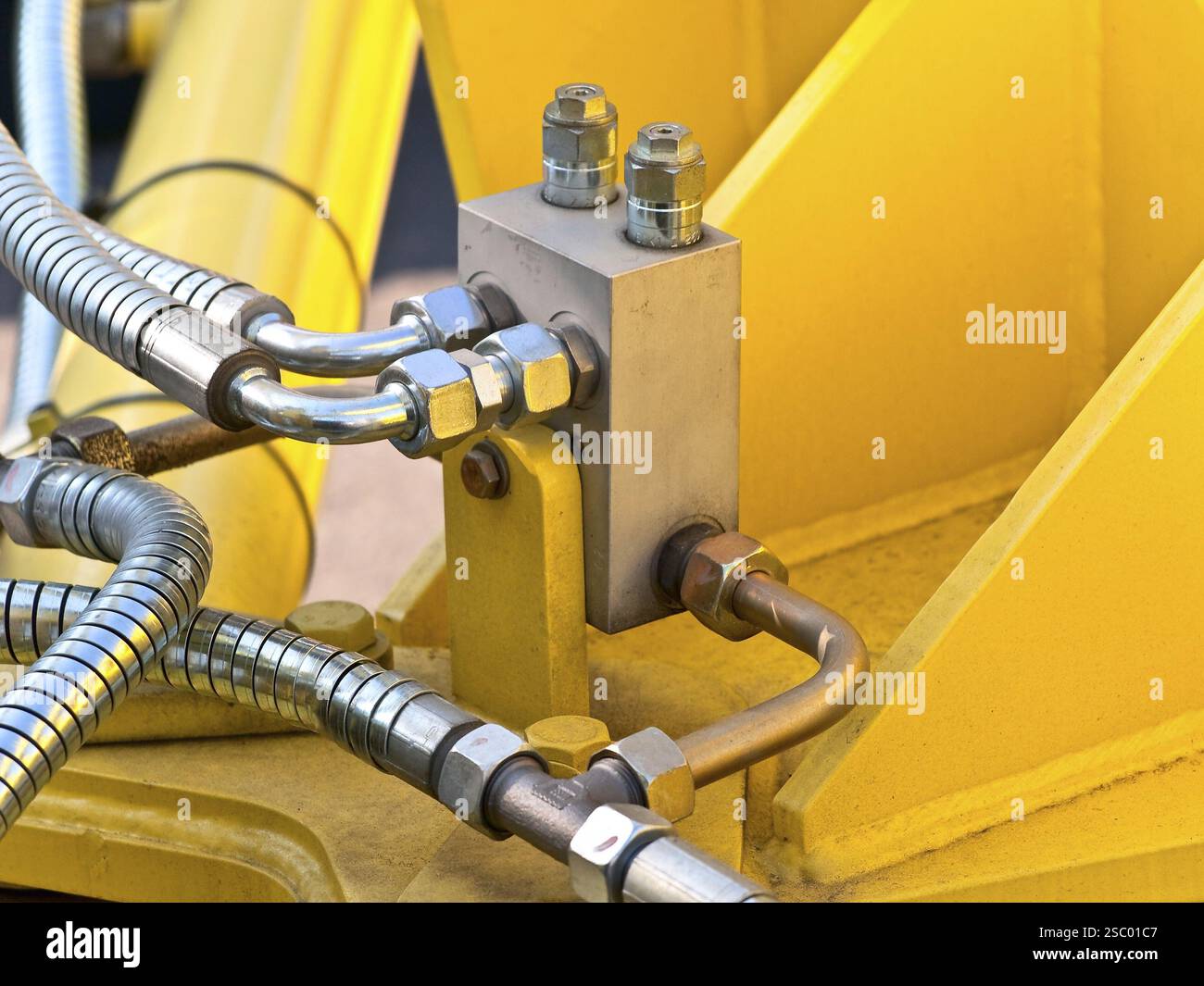 Abbildung: Hydraulikrohre gegen gelb Stockfoto