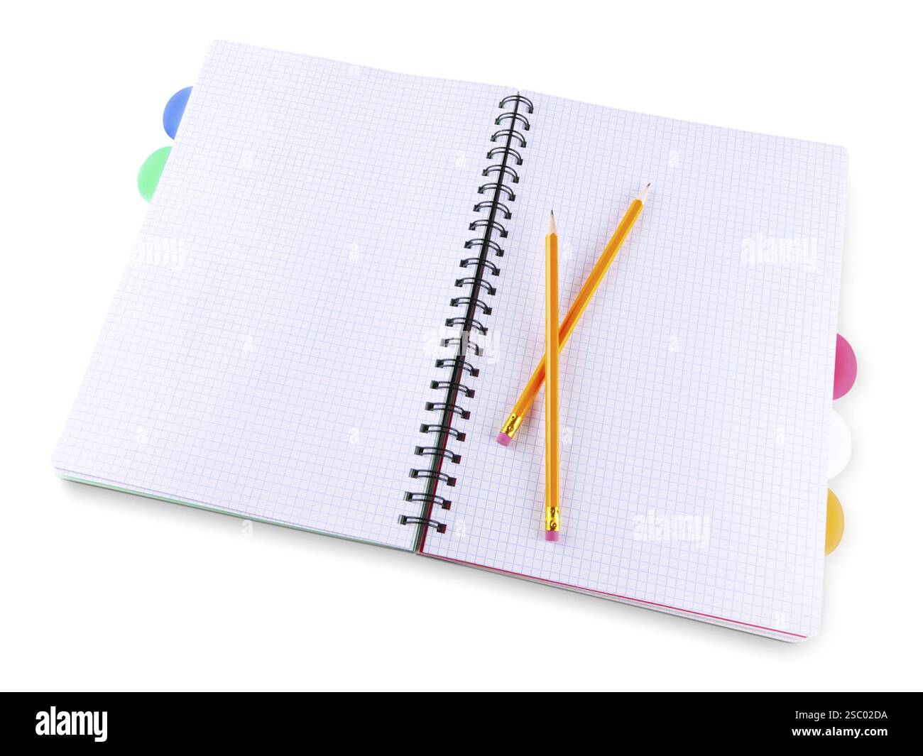 Büromaterial: Geöffnetes Notizblock-Notizbuch mit Stiften über weißem Hintergrund Stockfoto
