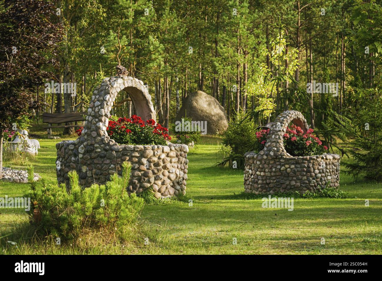 Blumenkorb aus Stein mit natürlichen Blumen Naujene, Lettland, Europa Stockfoto
