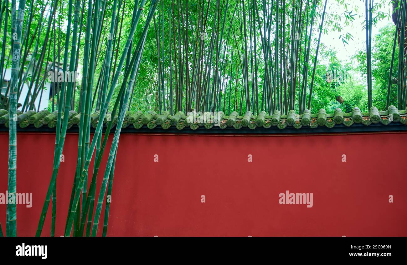 Bambuswald und grüne Fliesen und rote Wände des Wuhou Tempels in Chengdu, Sichuan, China Stockfoto