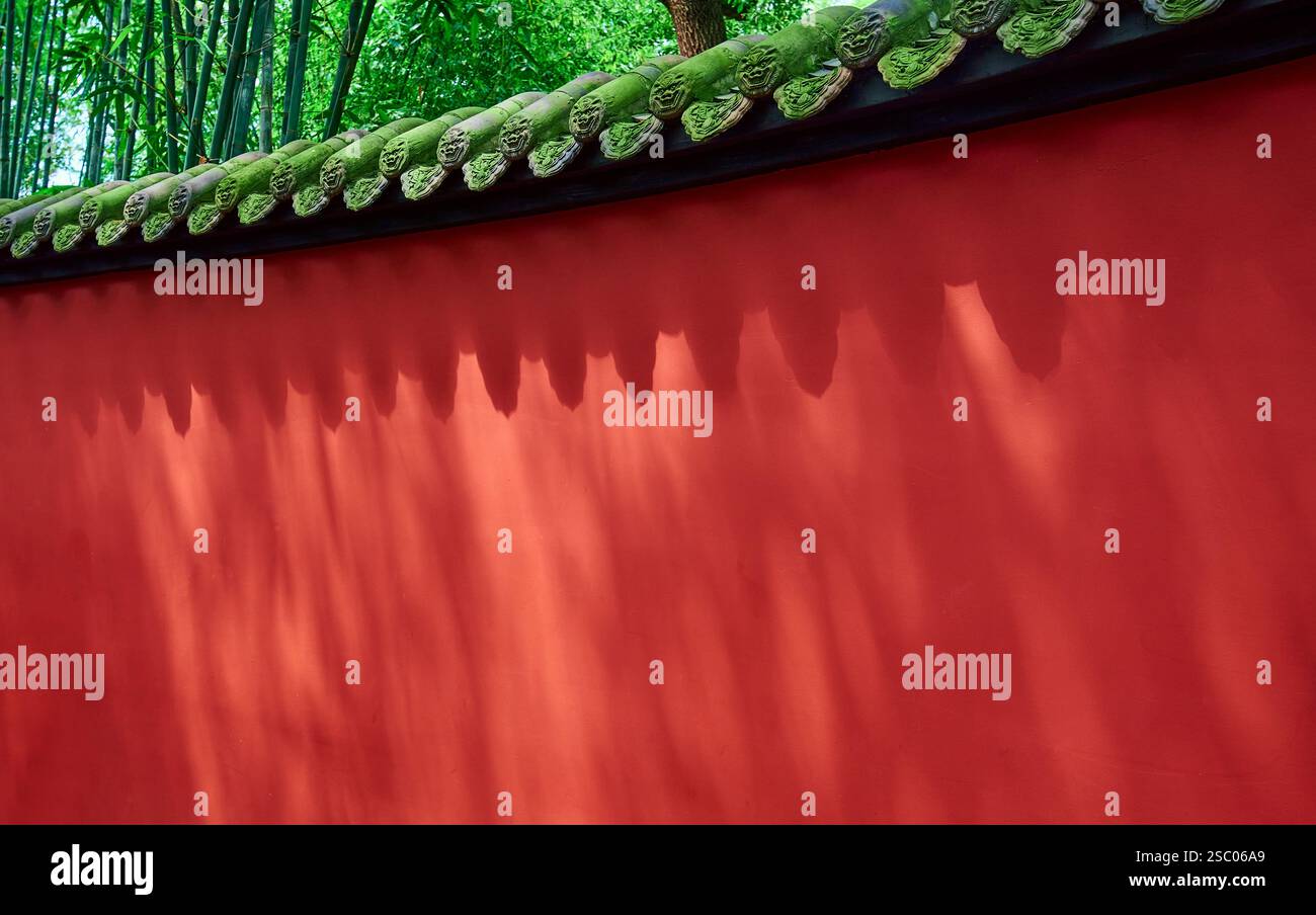 Gebäude im chinesischen Stil mit grünen Fliesen und roten Wänden Stockfoto