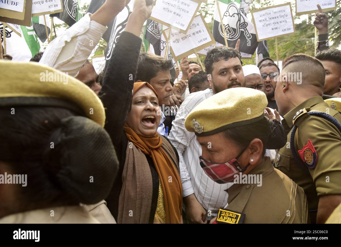Guwahati, Guwahati, Indien. Februar 2025. Aktivist der All India United Democratic Front (AIUDF), Jugendflügel protestieren am Dienstag, den 4. Februar 2025, gegen die Landpattas für die Bewohner der Flusslinie (SCAR Areas) und Rekrutierung von arabischen Lehrern in Sekundarschulen in Guwahati Indien (Credit Image: © Dasarath Deka/ZUMA Press Wire) NUR REDAKTIONELLE VERWENDUNG! Nicht für kommerzielle ZWECKE! Stockfoto