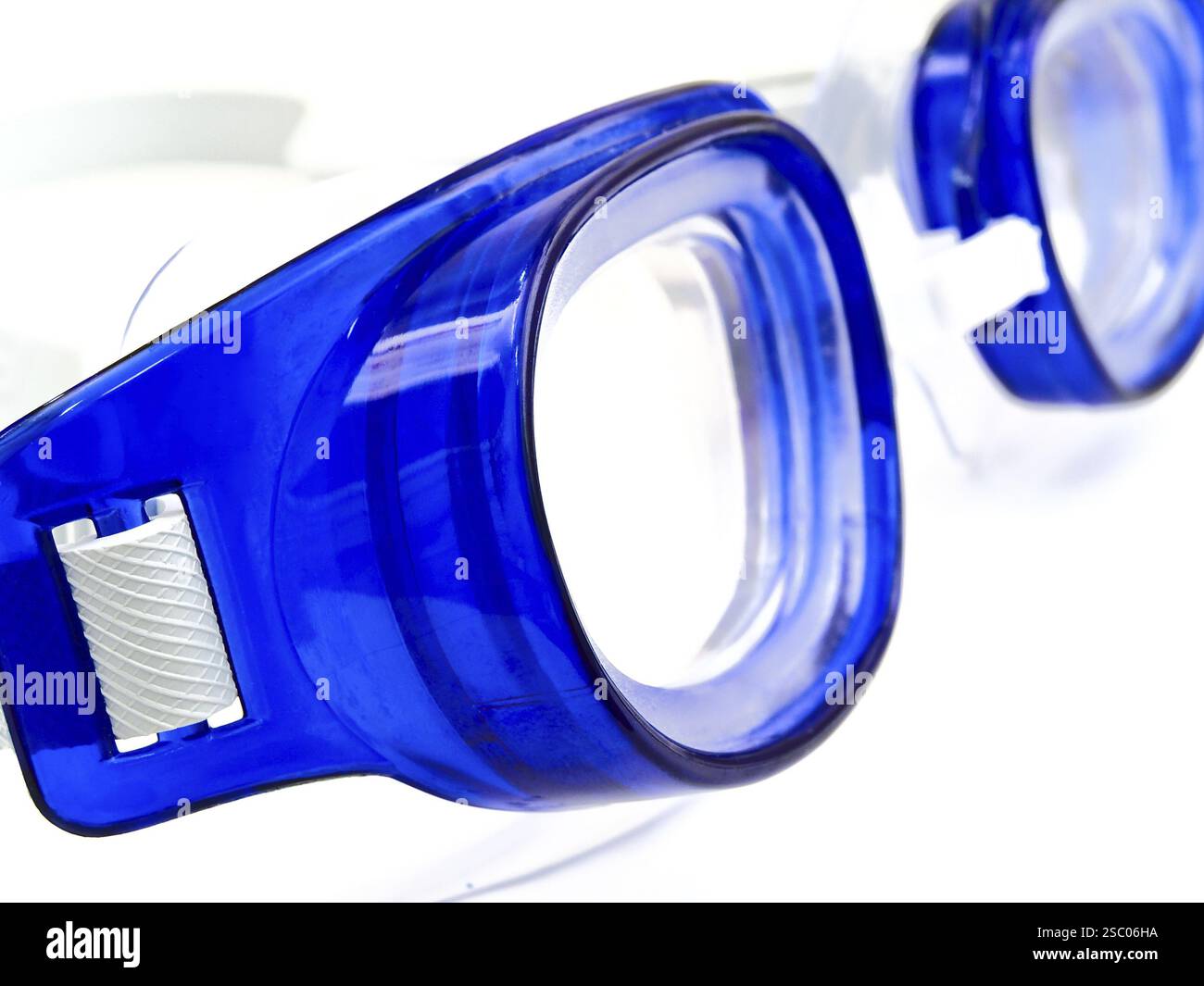Blaue Schwimmbrille vor weißem Hintergrund Stockfoto