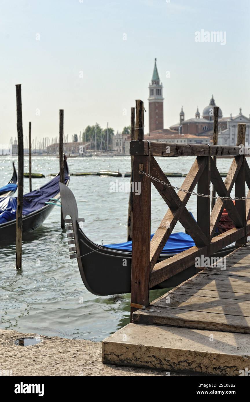 Blick auf die Gondeln und Boote, die in Venedig anlegen. Sonniger Tag Stockfoto