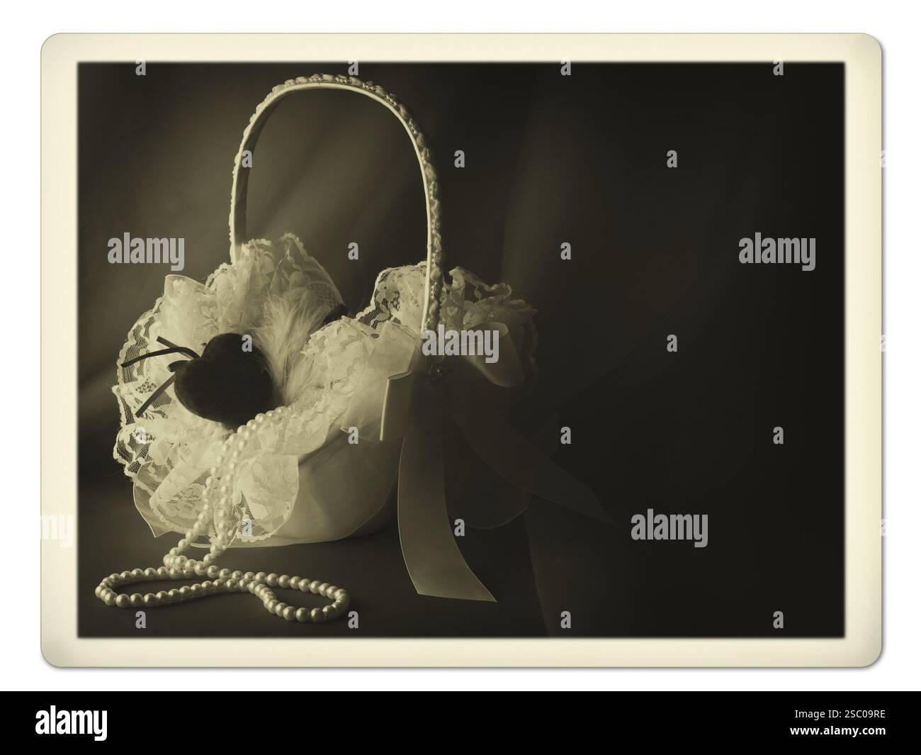 Altes Foto von Brautblumenkorb mit Perlenneklace Stockfoto