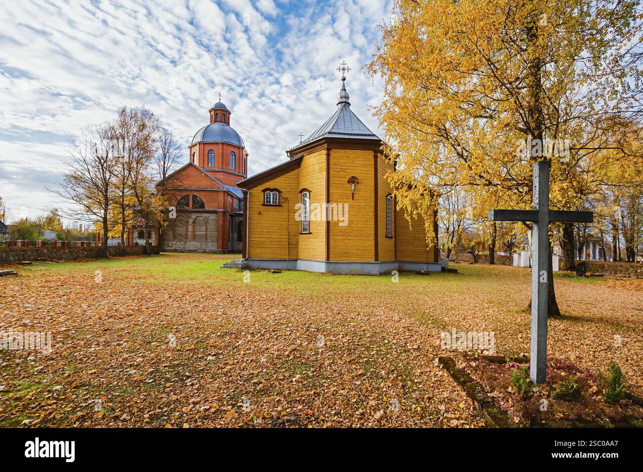 Alte und neue Gebäude des Rosenkranzes von Malnava, Mutter Gottes, katholische Kirche Ludza, Lettland, Europa Stockfoto