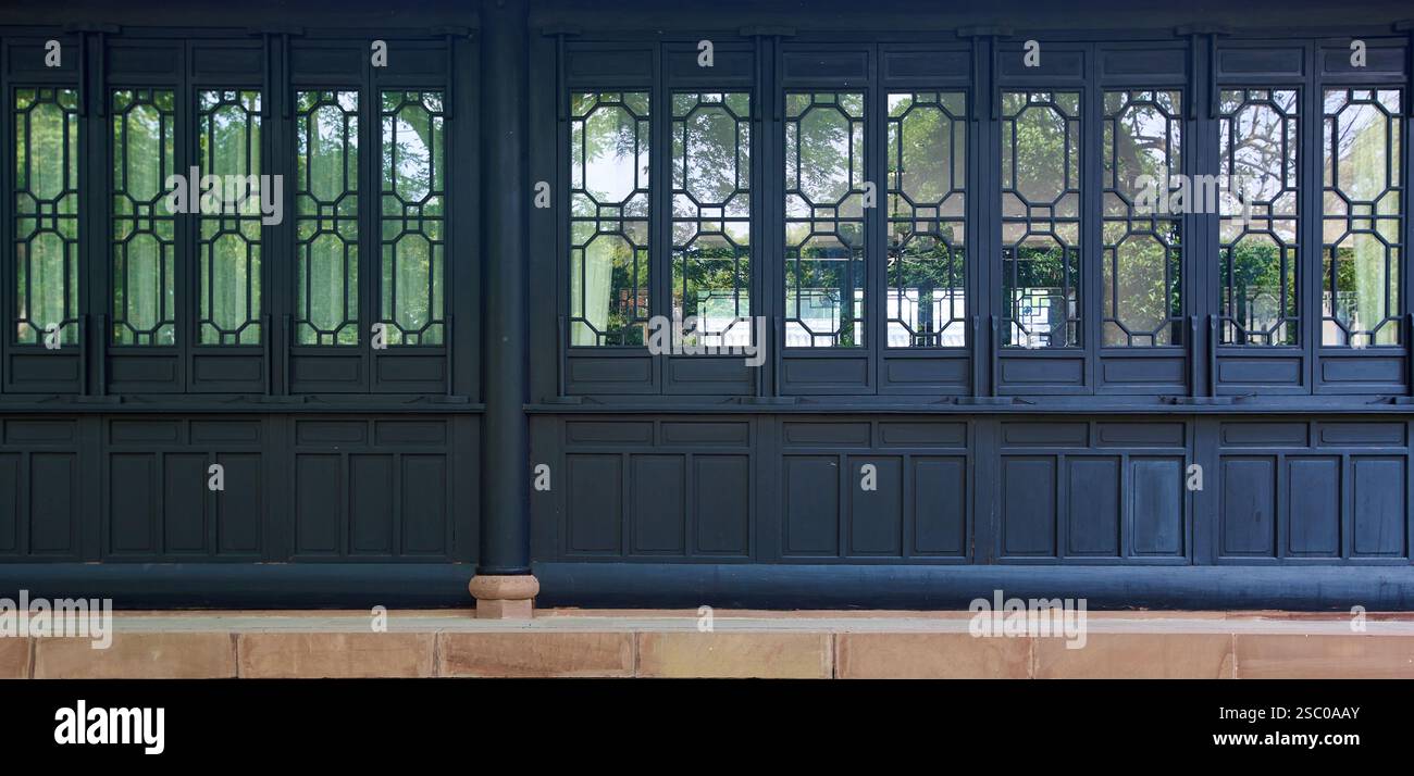 Schwarze Holztüren und -Fenster im chinesischen Stil Stockfoto