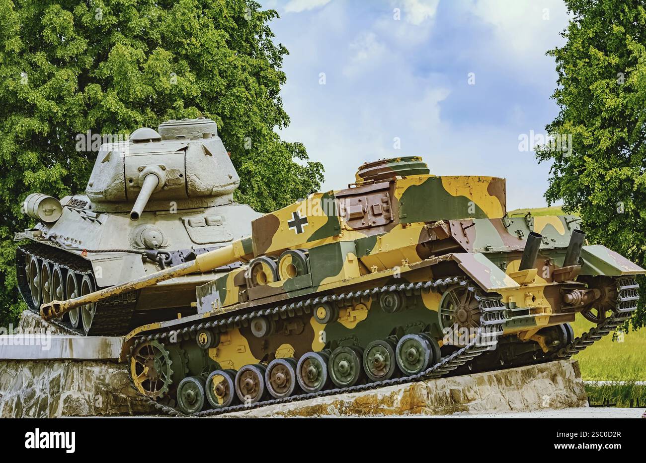 Der sowjetische Panzer besiegt den deutschen Panzer auf dem Schlachtfeld des Zweiten Weltkriegs Kapisova, Slowakei, Europa Stockfoto