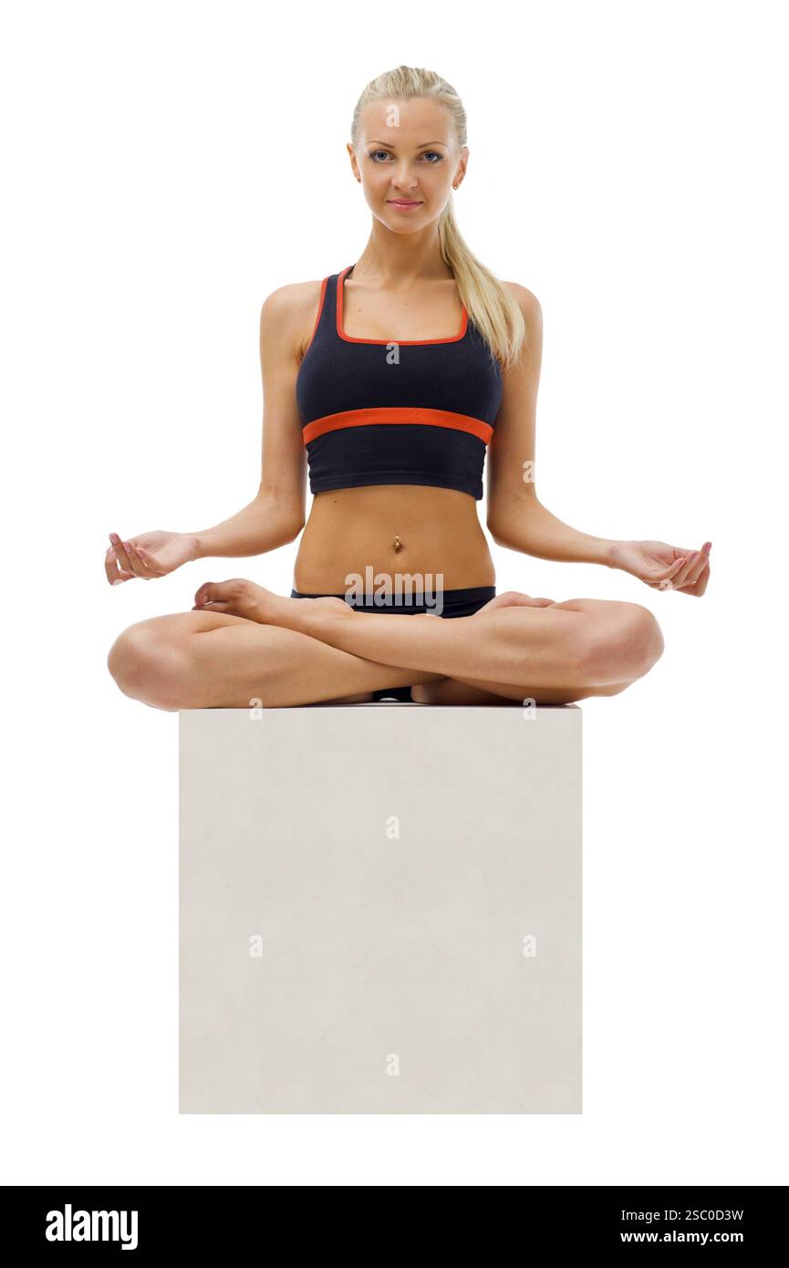 Schöne Frau, die Yoga-Übungen im Studio macht. Isoliertes Bild Stockfoto