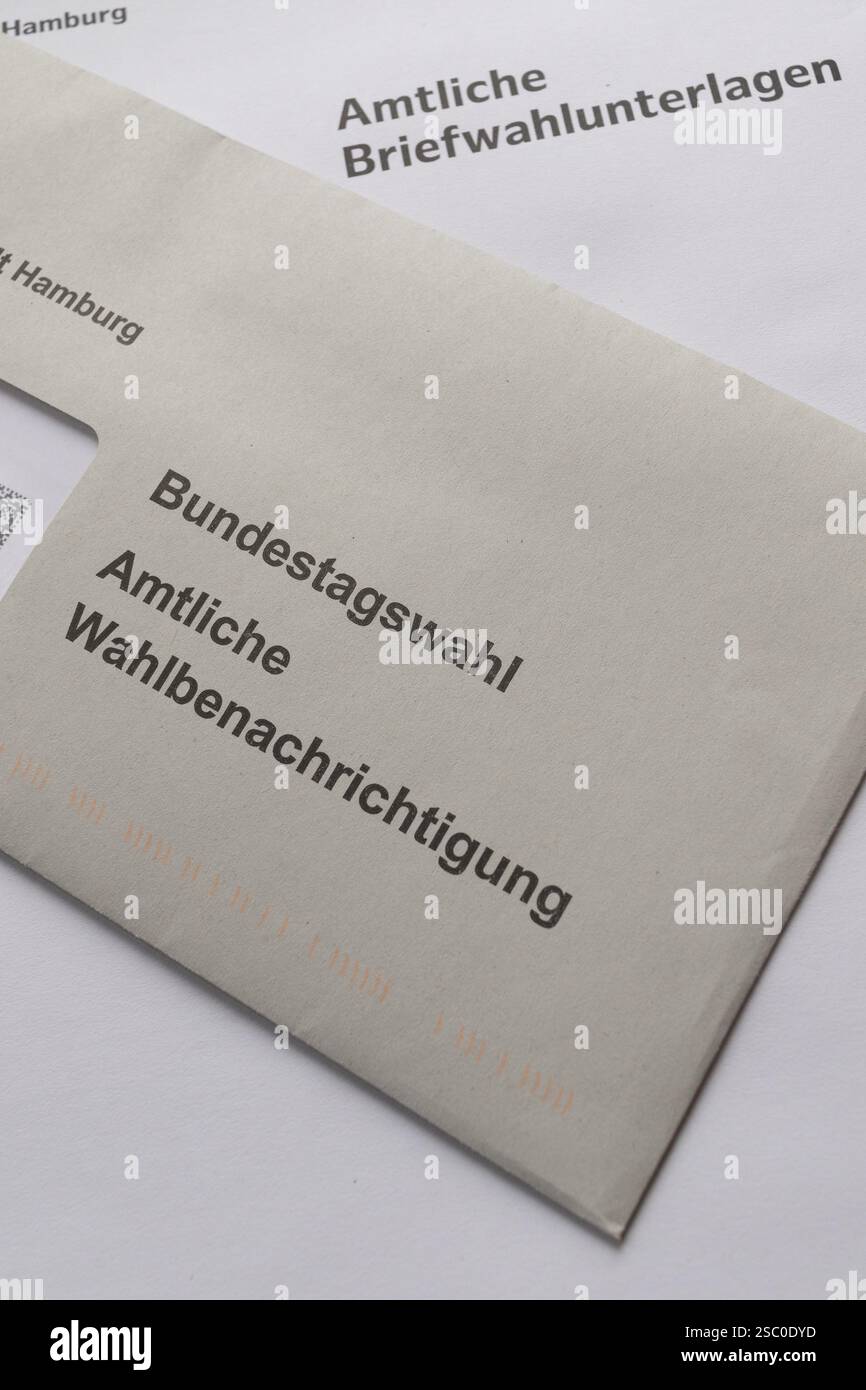 Symbolbild, Nahaufnahme, Politik, Bundestagswahl 2025, Briefumschläge mit der Bezeichnung Amtliche Wahlbenachrichtigung, amtliche Briefwahldokumente, Hambu Stockfoto