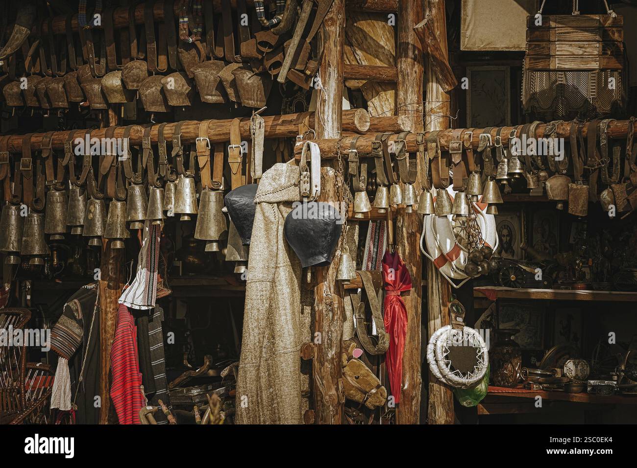 Habe alte Dinge in Junk Shop, Bulgarien Burgas, Bulgarien, Europa verwendet Stockfoto