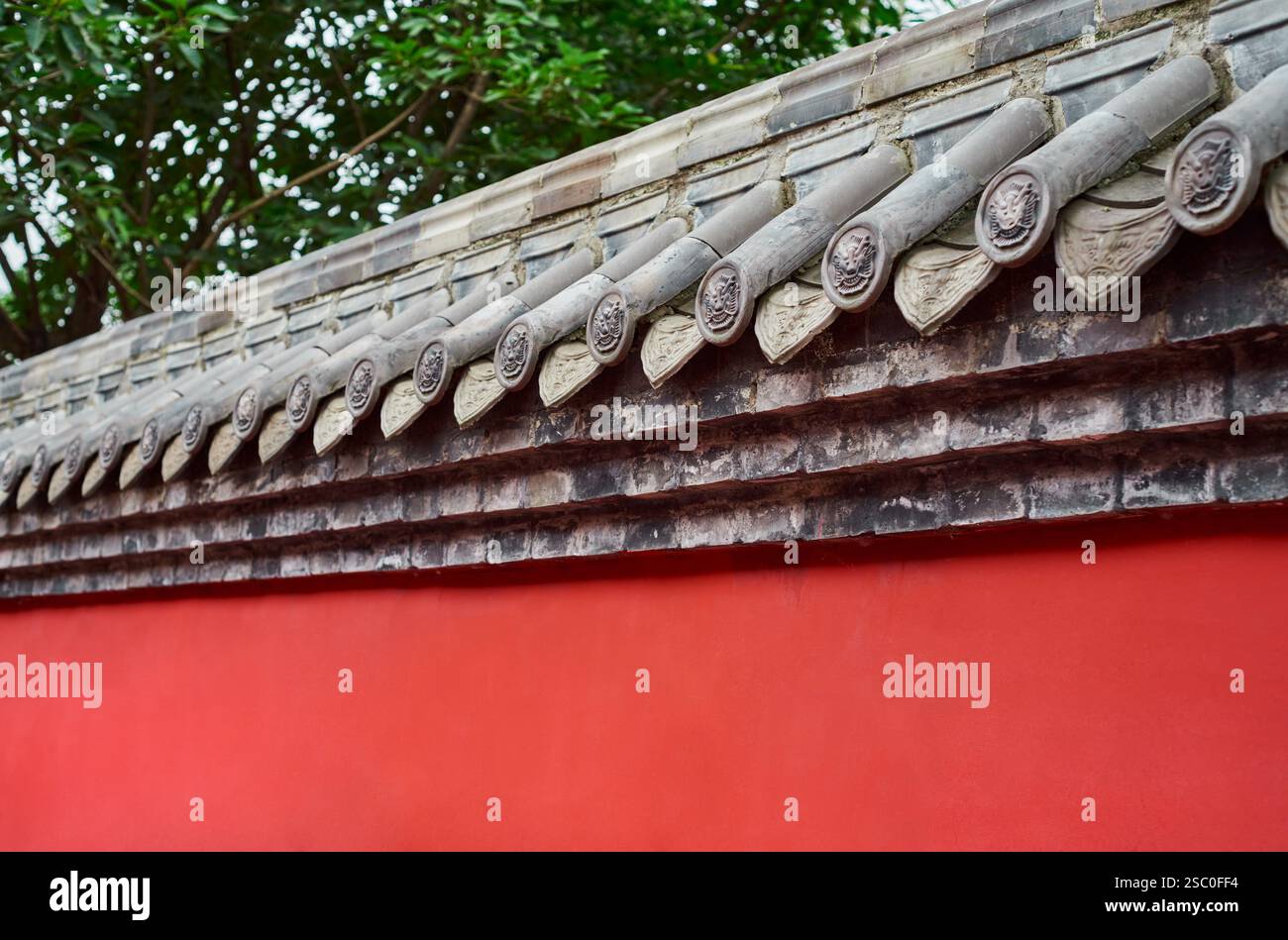 Ein Teil der roten Wand im traditionellen chinesischen Stil Stockfoto