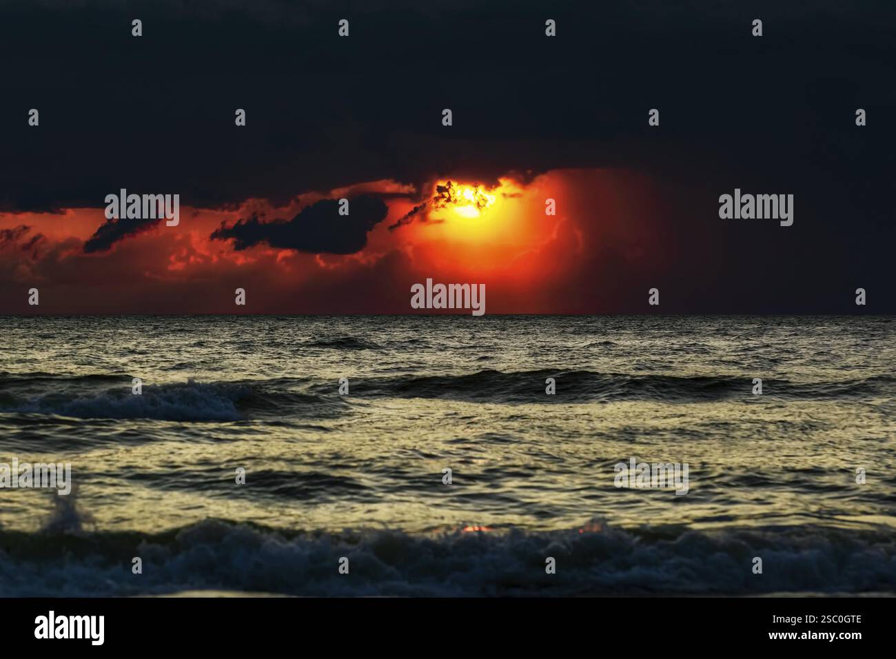 Sonnenuntergang auf der Ostsee. Tuja, Lettland Tuja, Lettland, Europa Stockfoto
