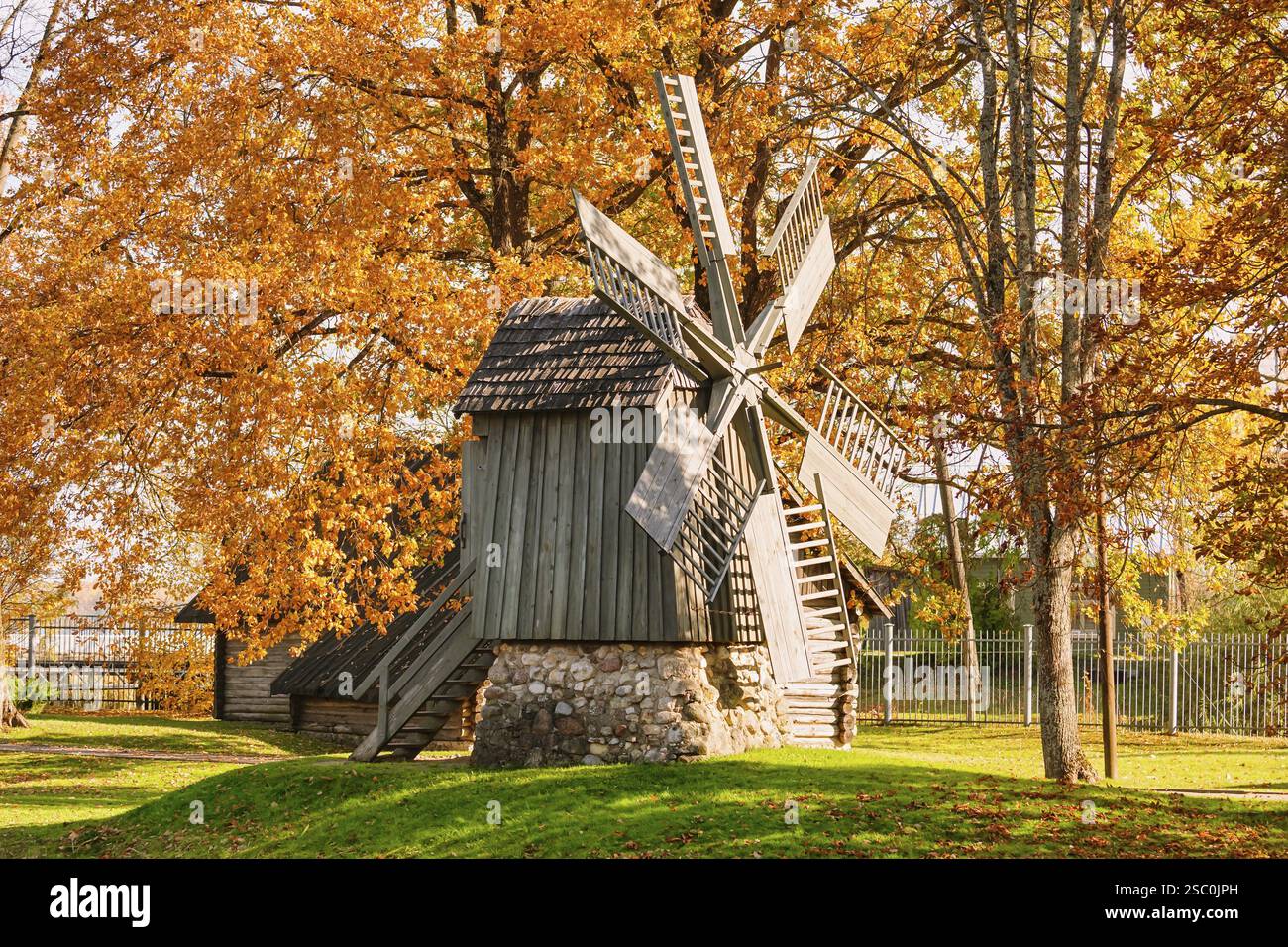 Alte Holzwindmühle in Ludza. Lettland Ludza, Lettland, Europa Stockfoto