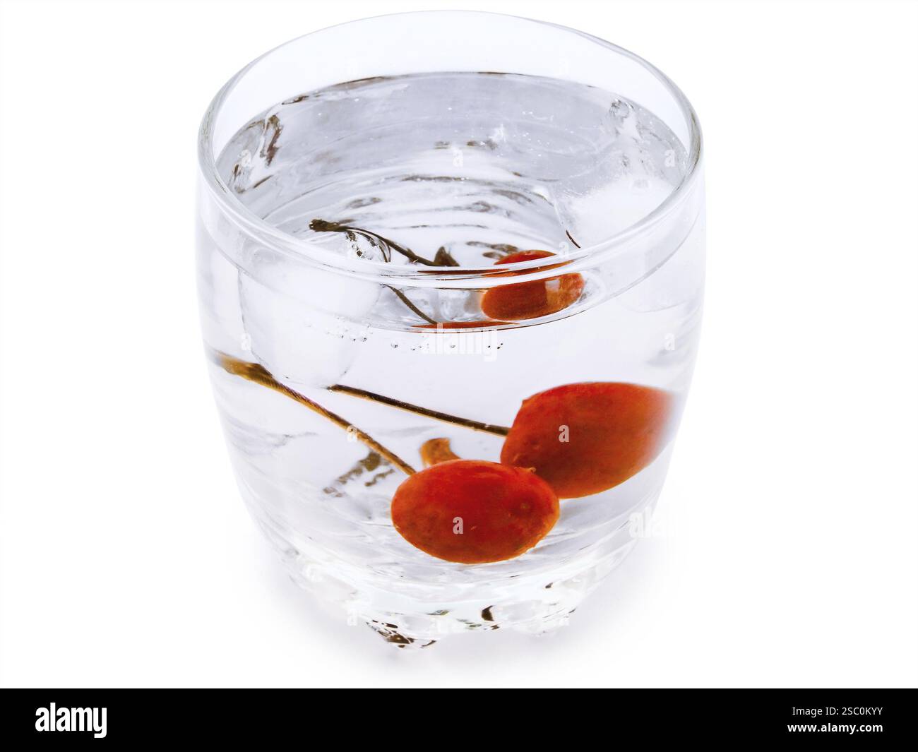 Kirsche Im Glas Mit Wasser Vor Dem Weißen Hintergrund Daugavpils, Lettland, Europa Stockfoto