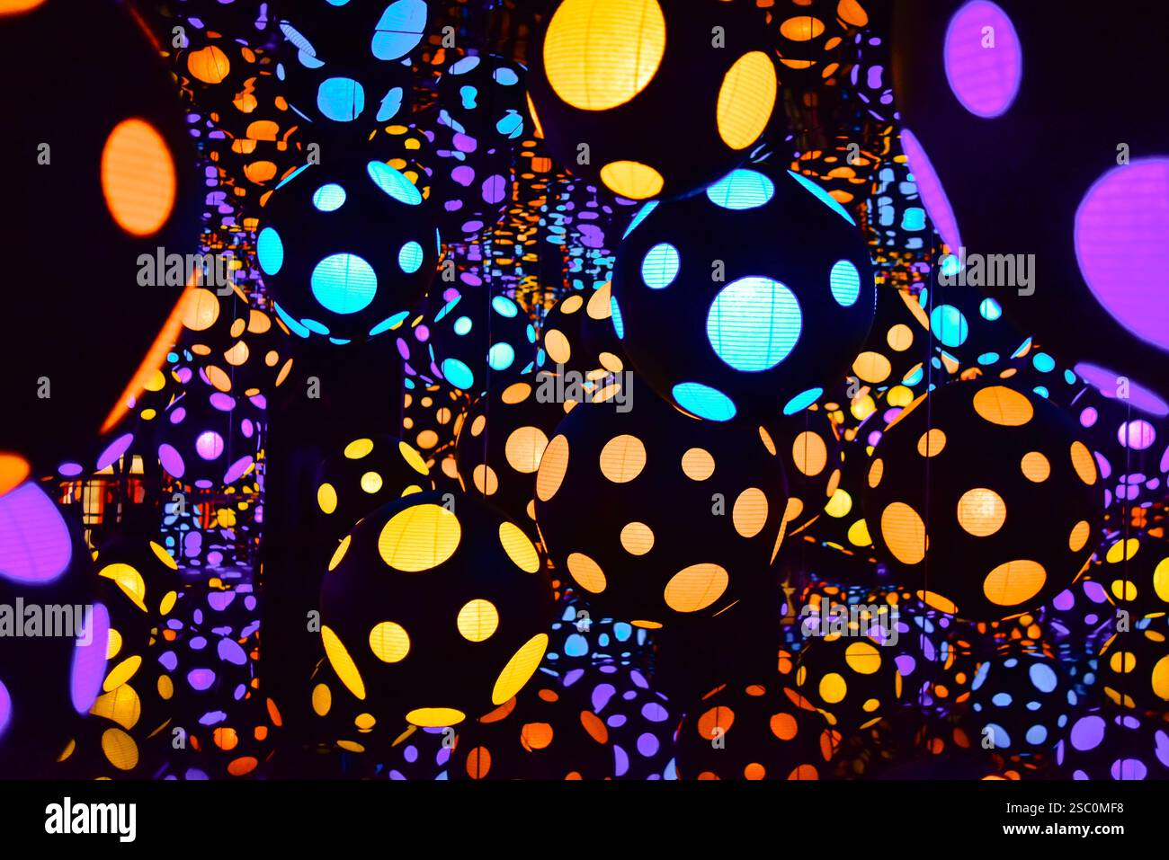 Yayoi Kusama, Infinity Mirrored Room, „mein Herz tanzt ins Universum“. Stockfoto