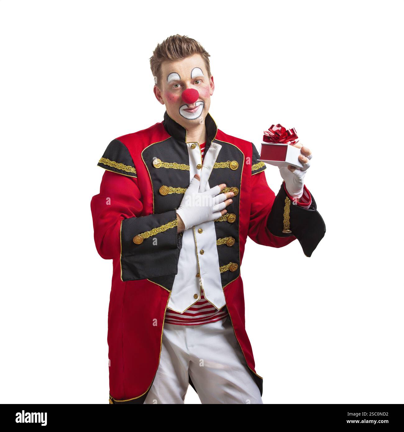 Ein lustiger Clown mit lächelndem fröhlichem Ausdruck, isoliert auf weißem Hintergrund Stockfoto