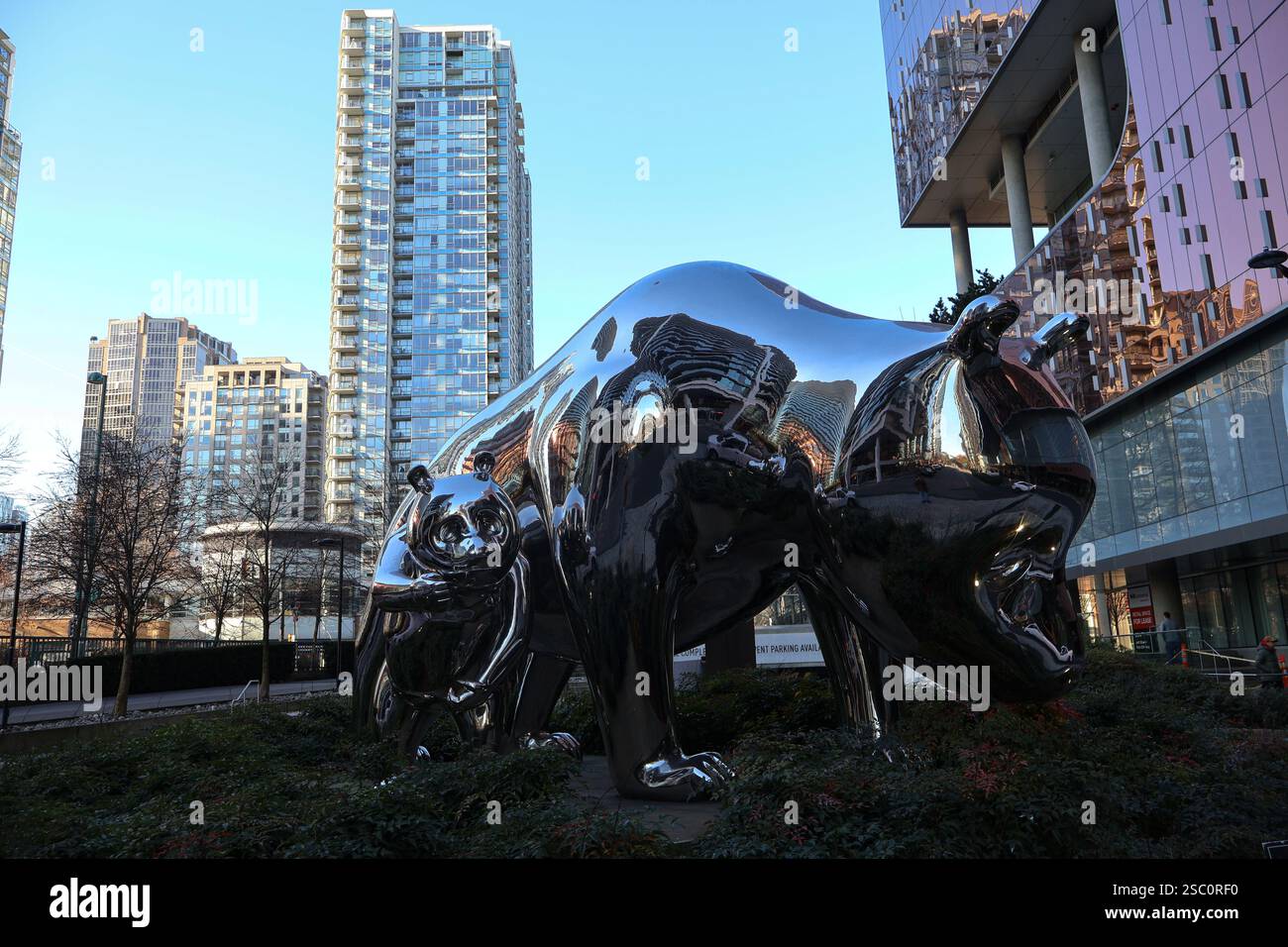 Eine Panda-Statue aus Edelstahl des Künstlers Zhang Huan am Parq Casino in Vancouver, British Columbia. Stockfoto