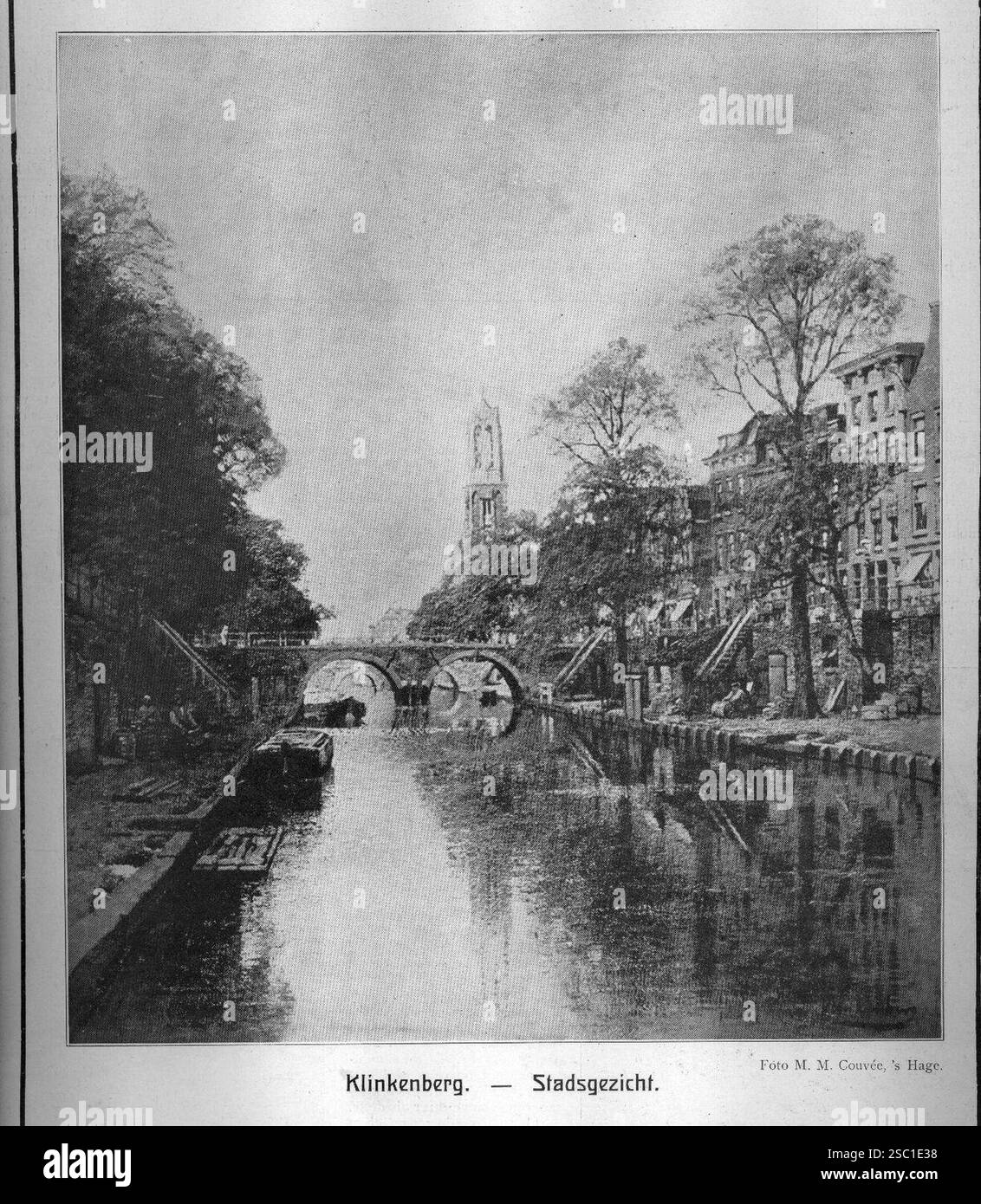 Gezicht op de Oudegracht te Utrecht uit het zuiden met de Geertebrug en rechts de voorgevels van de huizen aan de oostzijde van de gracht en op de ach. Stockfoto