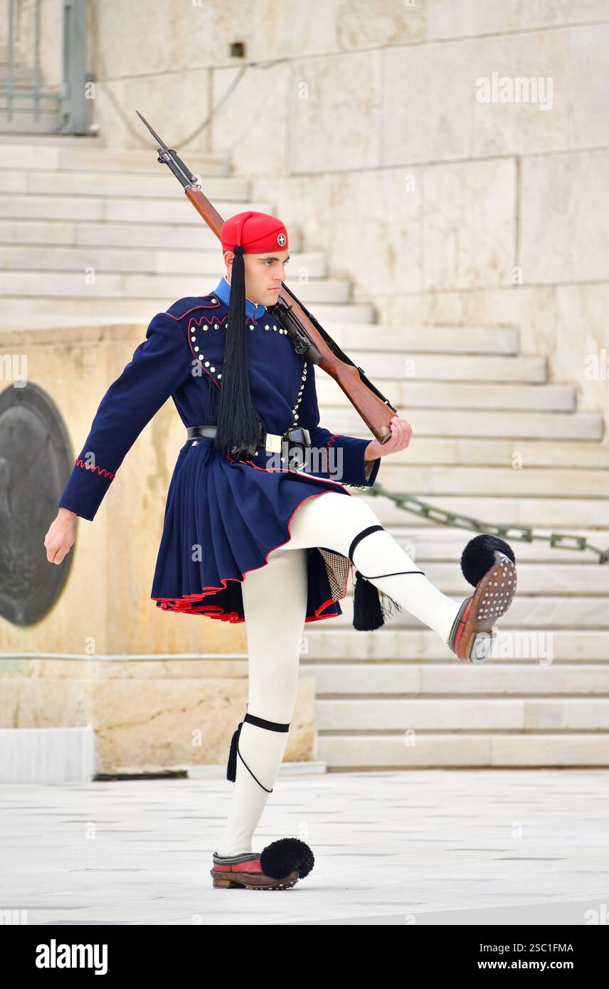 Nahaufnahme der Evzone (Zeremonialwache des Palastes), die die Wache vor dem Grab des unbekannten Soldaten wechselt. Athen, Griechenland Stockfoto