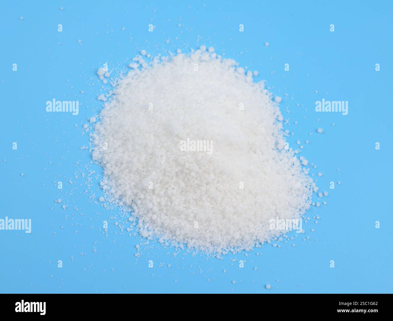 Natriumbisulfat, auch bekannt als Natriumhydrogensulfat, ist das Natriumsalz des Bisulfatanions mit der Molekularformel NaHSO4 Stockfoto Natriumbisulfat, auch bekannt als Natriumhydrogensulfat, ist das Natriumsalz des Bisulfatanions mit der Molekularformel NaHSO4 Stockfoto
