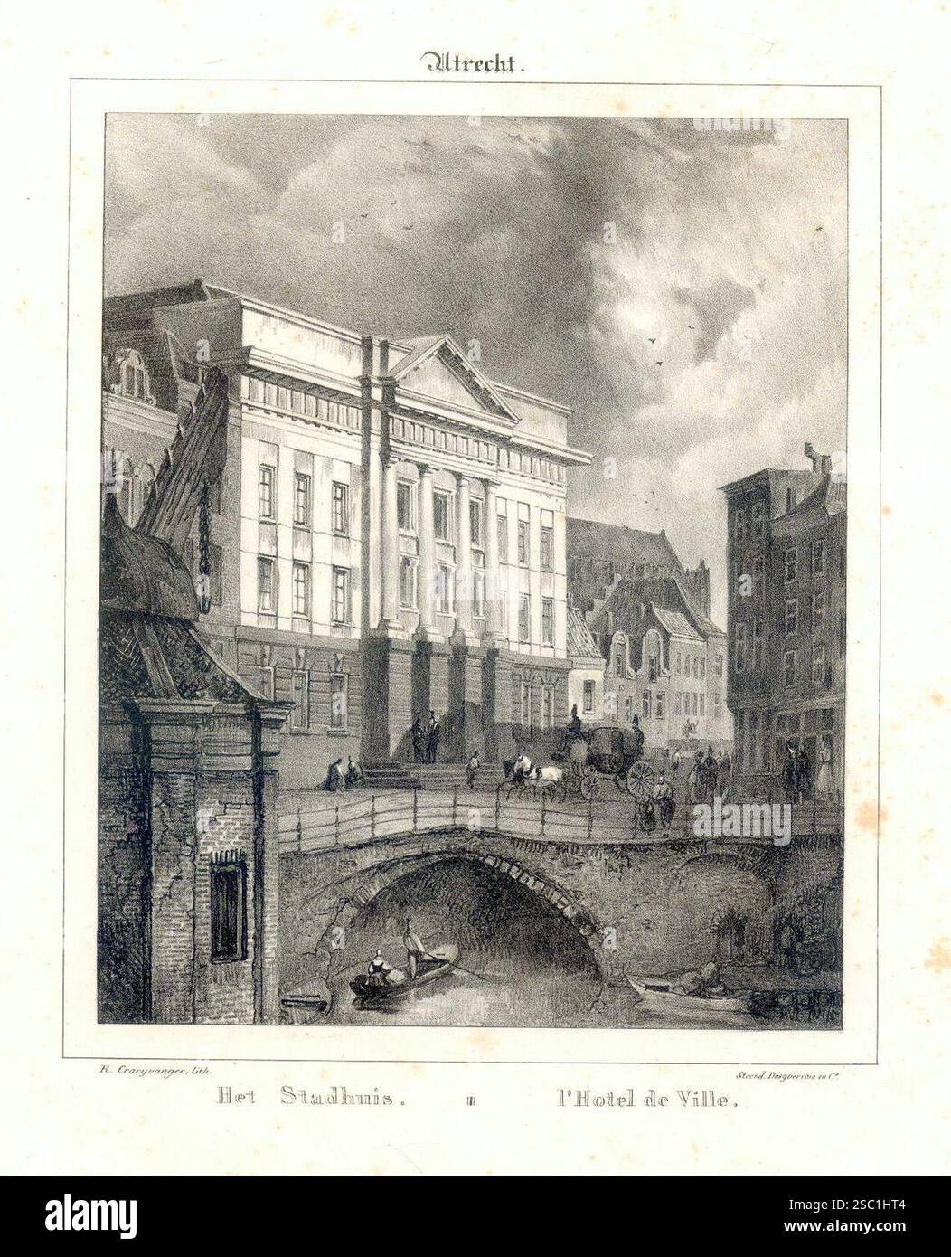 Gezicht op de Stadhuisbrug te Utrecht met het stadhuis en links vooraan de stadskraan rechts de huizen aan de zuidzijde van de Oudegracht en op de ach. Stockfoto