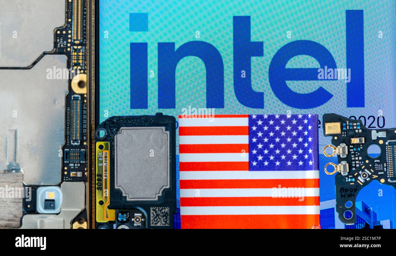 London. UK- 02.02.2025. Nahaufnahme des Namensschildes für den amerikanischen Technologiekonzern Intel, zusammen mit Halbleiterchips, Teilen aus einer Zelle Stockfoto