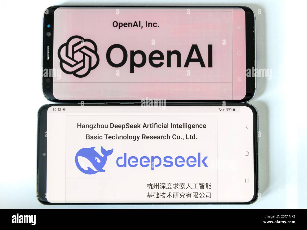 London. UK- 02.02.2025. Zwei Handys mit Logo und Namensschild des amerikanischen und chinesischen KI-Technologieunternehmens OpenAI und DeepSee Stockfoto