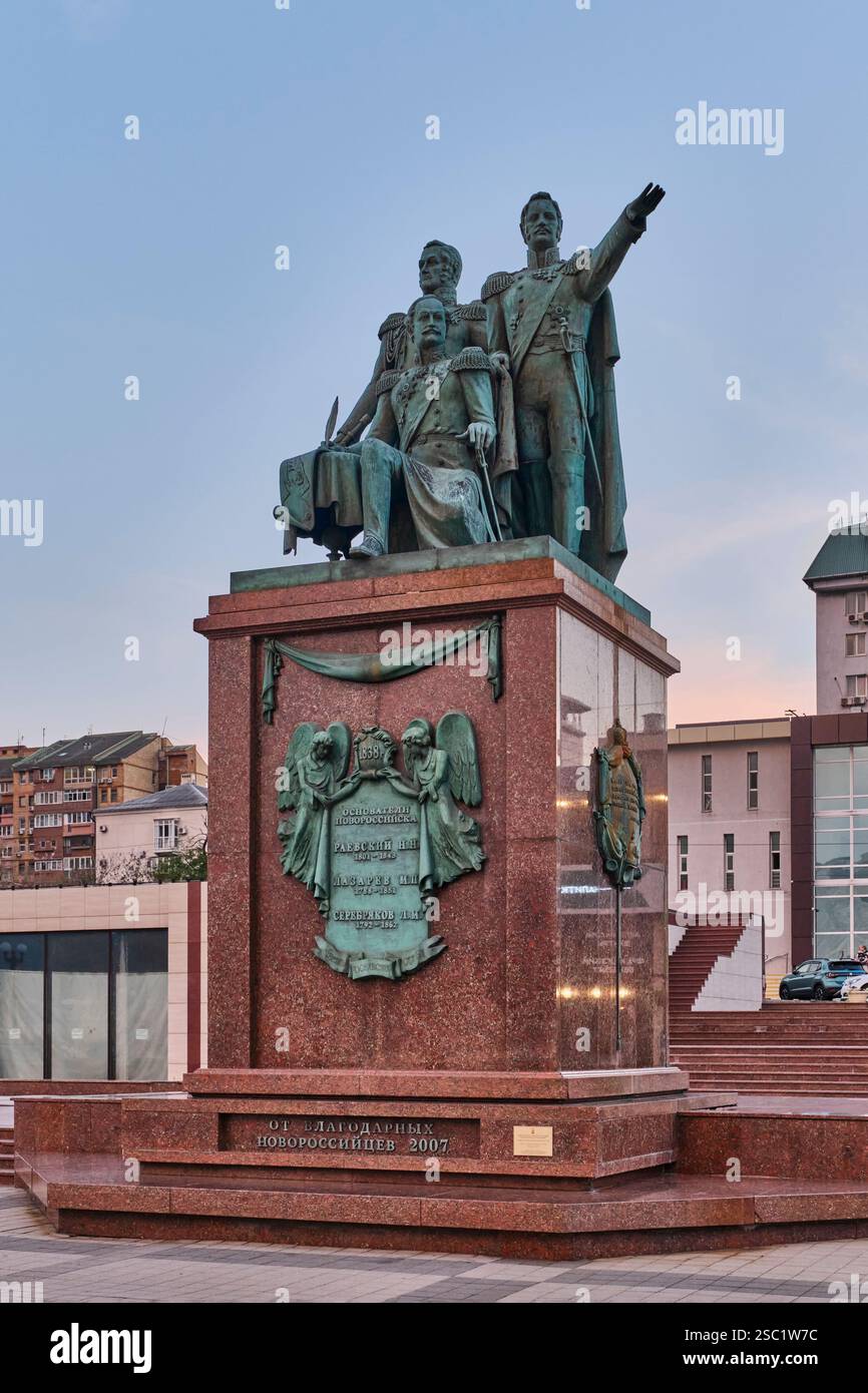 Noworossijsk, Russland - 2. September 2024: Denkmal für die Gründer der Stadt am Damm, 2007, Bildhauer Suworow. Bronzestatue ehrt historische Figuren W Stockfoto