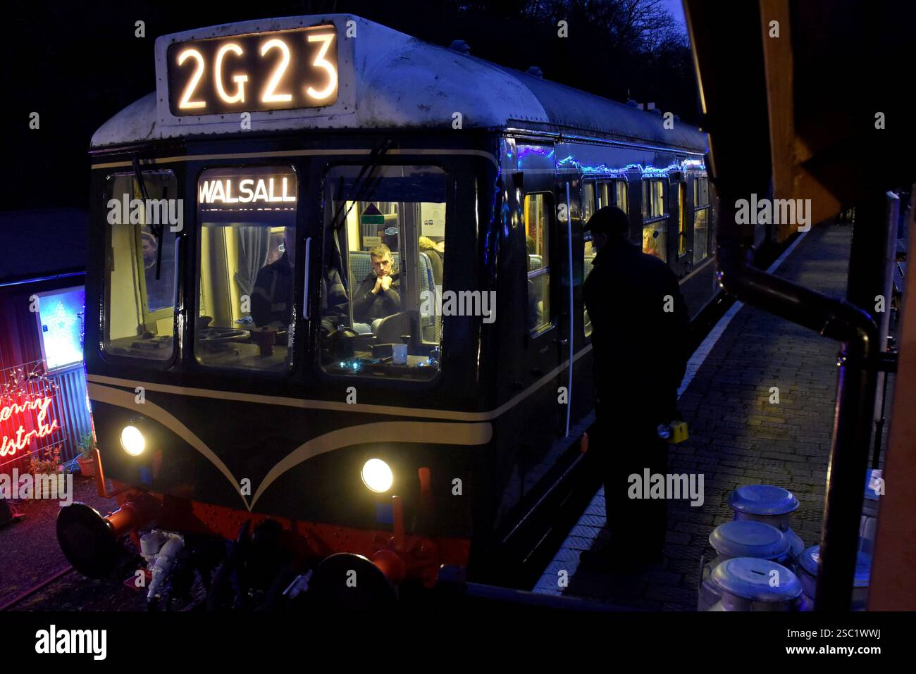 Erhaltener Dieseltriebwagen der BR-Klasse 108 am Bahnhof Bewdley in der Dämmerung, Severn Valley Railway, 30. Dezember 2024 Stockfoto
