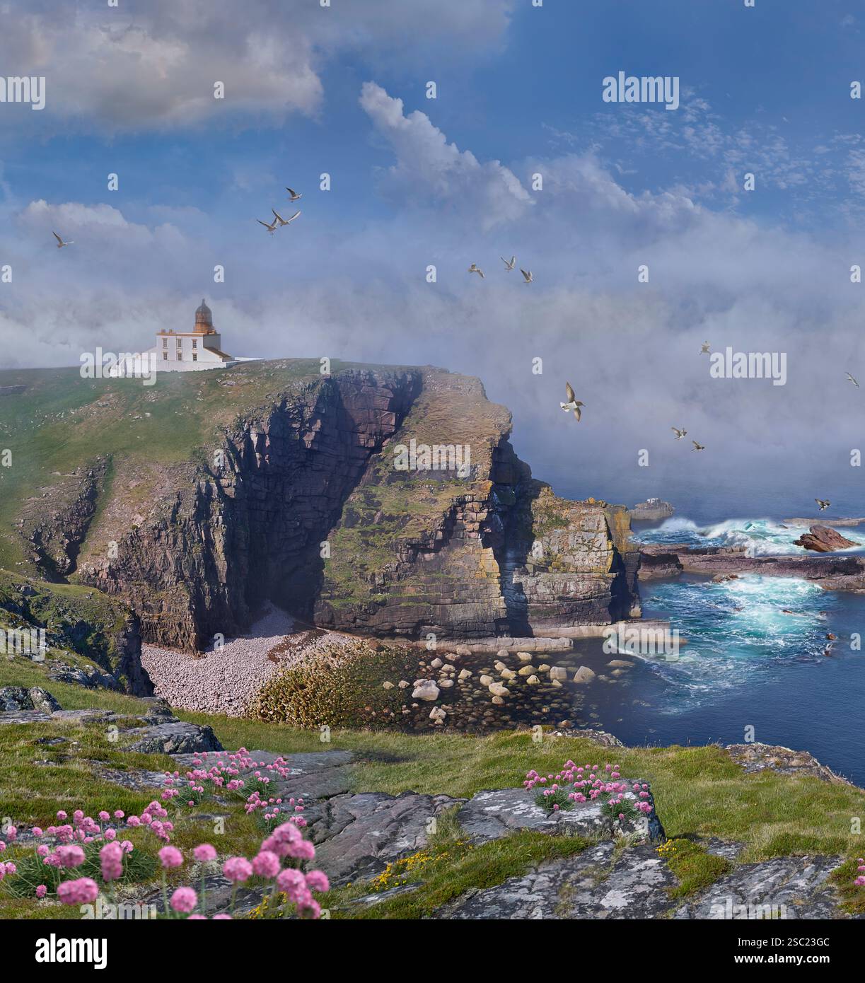 Farbfoto von Stoer Head Lighthouse, Thomas Stevenson 1870, Lochinver, Highland Schottland. Der Leuchtturm ist 45 Fuß (14 m) hoch, Stockfoto