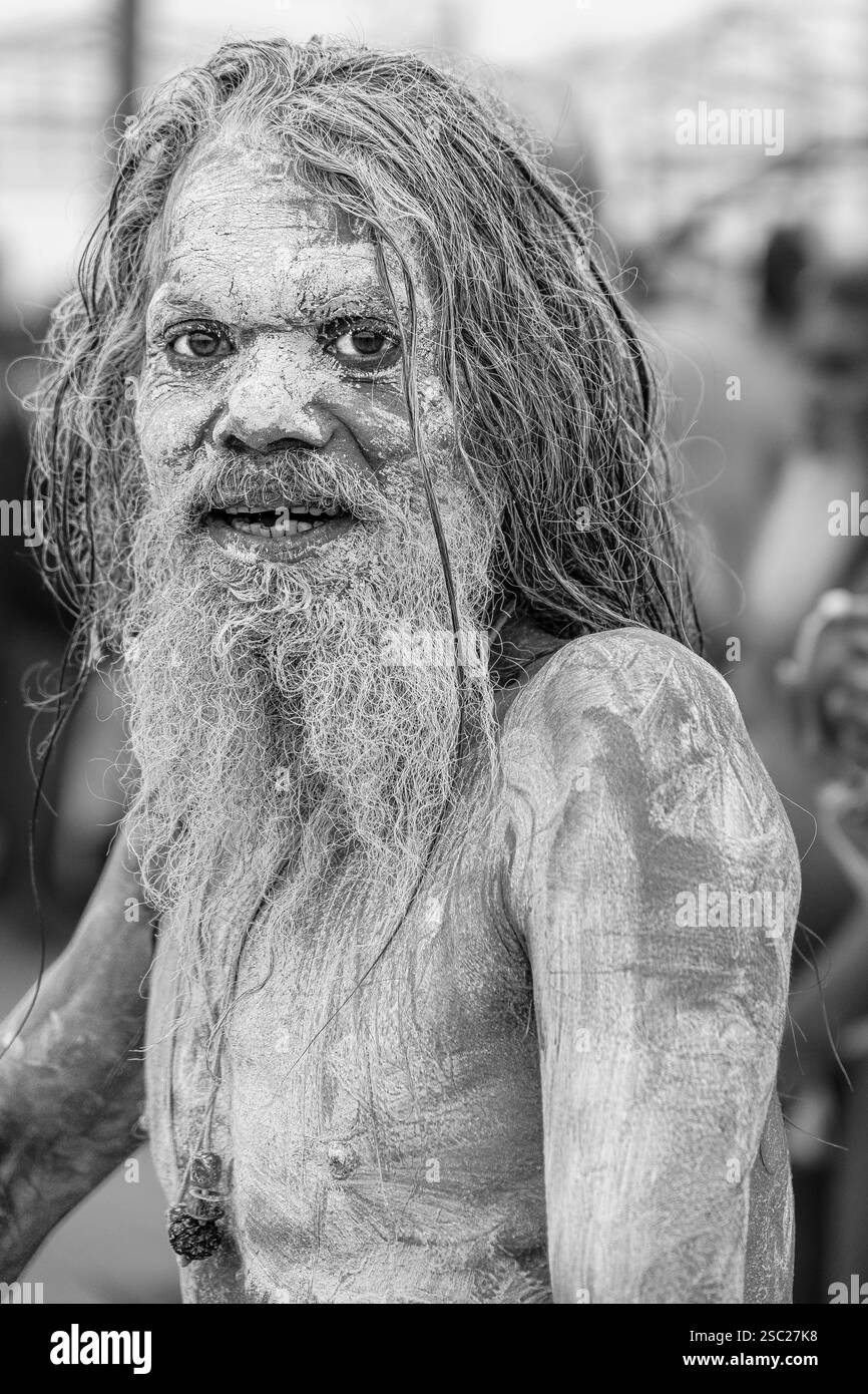 14. Januar 2025, Prayagraj, uttar Pradesh, Indien. Ein Naga Sadhu, mit einem ruhigen Lächeln, strahlt Frieden und Zufriedenheit nach dem heiligen Bad aus. Stockfoto