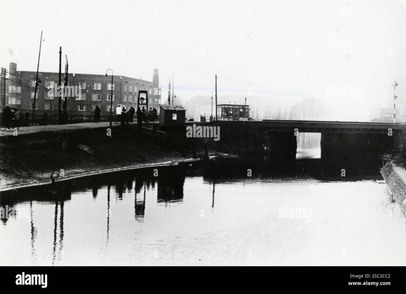 Gezicht op de spoorbrug über de Noorderringvaart te Amsterdam, Met de brugpost Wgw (Watergraafsmeer West). NB DE Stockfoto