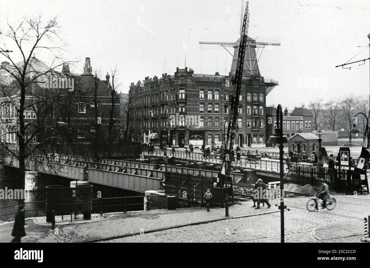 Gezicht op de spoorbrug over de Singelgracht te Amsterdam voor de sporen naar het goederenstation aan de Doklaan, vanaf de spoorwegovergang in de Mauritskade (rechts op de voorgrond). Rechts OP de ach. Stockfoto
