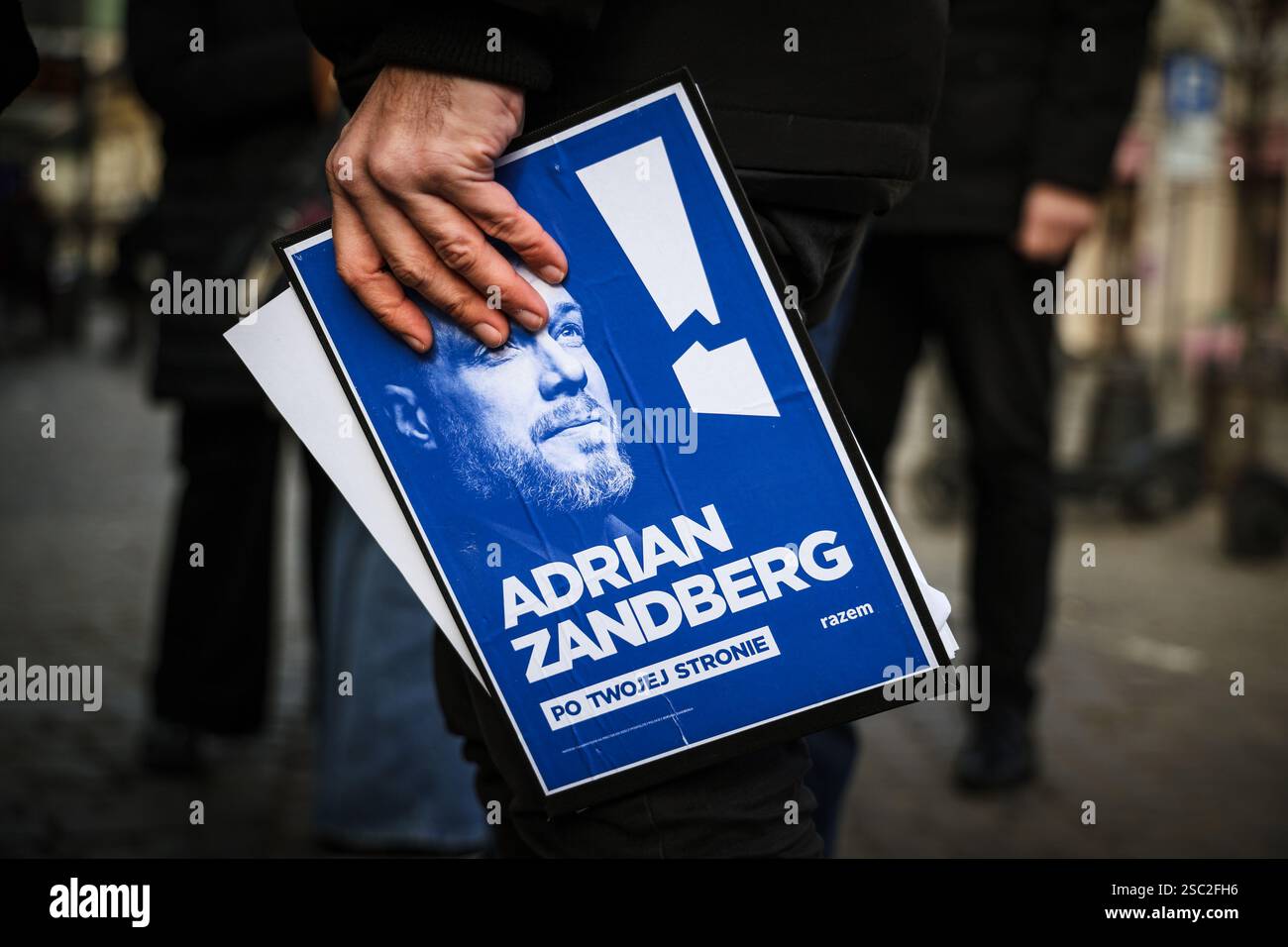 Das Foto von Adrian Zanberg ist auf der Werbebroschüre zu sehen. In Polen begann der Wahlkampf vor den Präsidentschaftswahlen im Mai. Aufgrund des Rechtsstreits zwischen der liberal-zentristischen Regierungskoalition und der zuvor herrschenden rechten Partei Recht und Gerechtigkeit und der Widerwille des derzeitigen Präsidenten gegenüber der Regierung ist das Ergebnis der Präsidentschaftswahlen aus politischer Sicht von großer Bedeutung. Bei der Wahl wird es insgesamt drei linke Kandidaten geben, einer davon ist der Führer der Razem-Partei, Adrian Zandberg. (Foto von Filip Radwanski Stockfoto