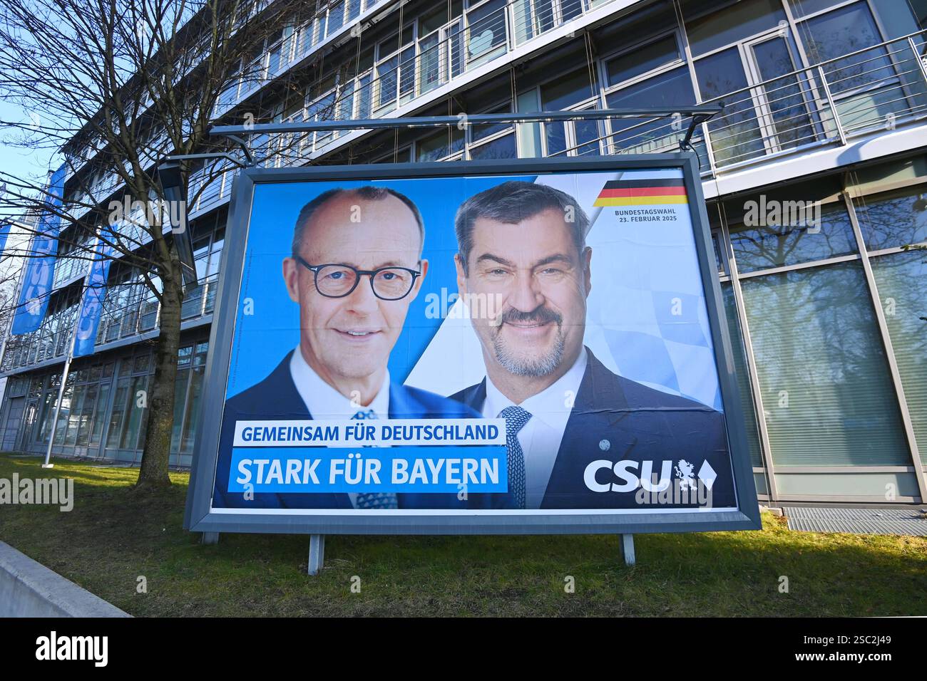 Wahlplakat der CDU CSU zur Bundestagswahl 2025 vor der CSU ...
