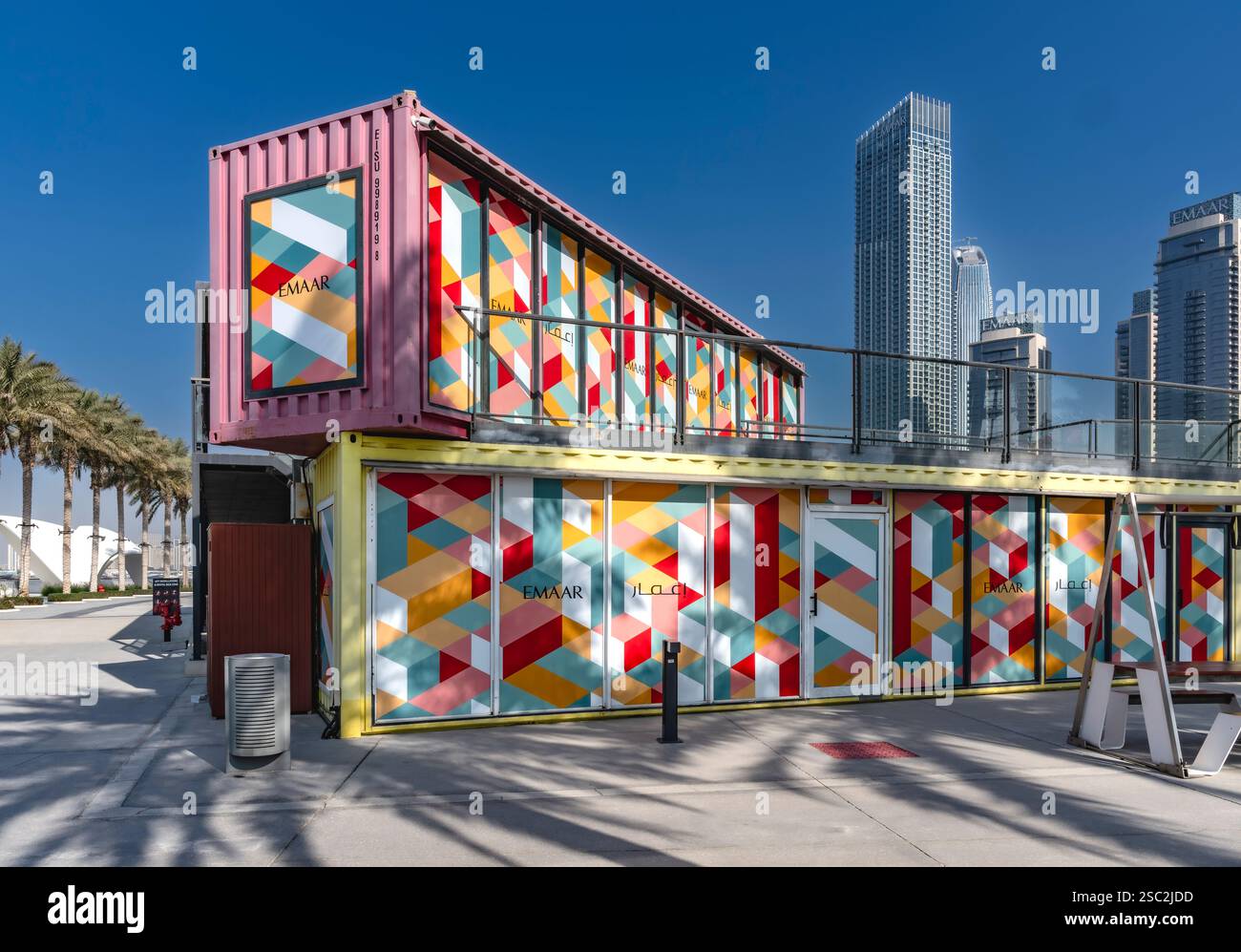 Neuer Containerpark für Geschäfte und Cafés im Hafen von Dubai Creek. Mit modernen Wolkenkratzern und Yachthafen für luxuriöses Wohnen und Unterhaltung. Stockfoto