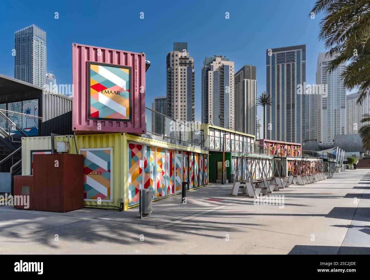 Neuer Containerpark für Geschäfte und Cafés im Hafen von Dubai Creek. Mit modernen Wolkenkratzern und Yachthafen für luxuriöses Wohnen und Unterhaltung. Stockfoto